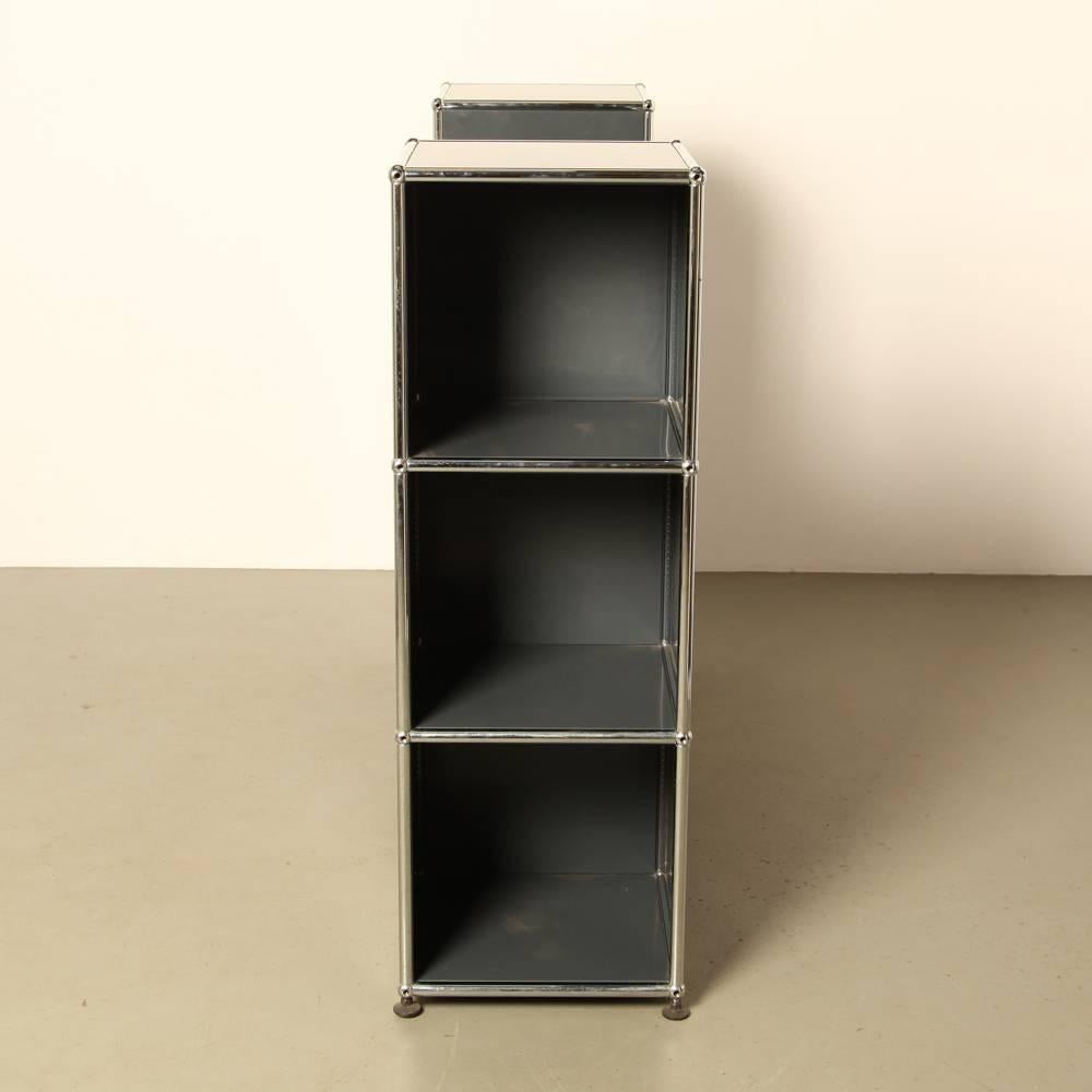 Name: USM Haller System
Designer: Paul Schaerer en Fritz Haller
Manufacturer: USM, Switzerland
Design year: 1963

Modular, can be reassembled in an other configuration

anthracite grey.