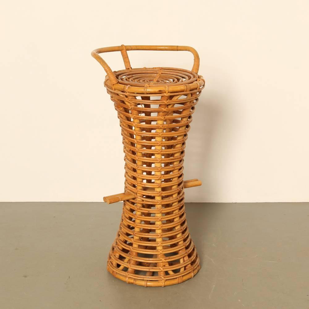 Rattan or bamboe bar stool

1960s

Dimensions: 45 D x 47 W x 90 H cm
seat height: 80 cm.
