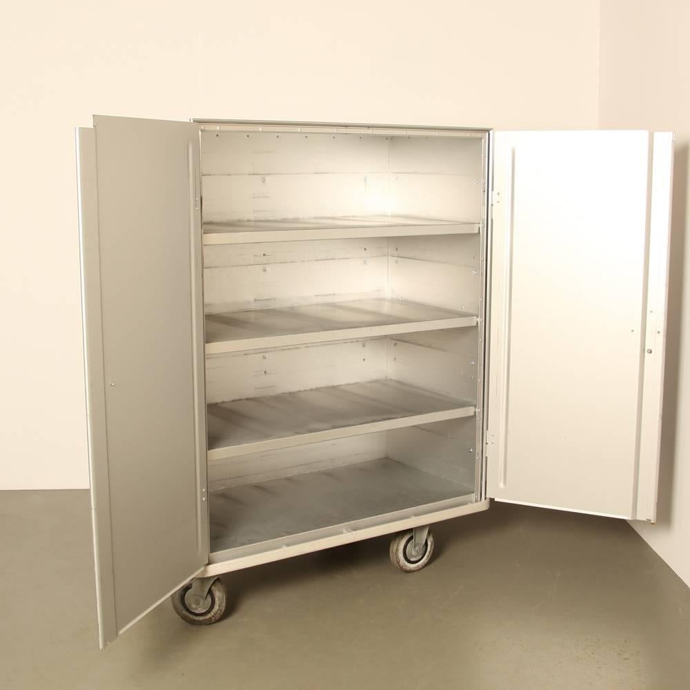 Multifunction medical hospital transport trolley or wagon

Hygienically transport dirty or clean laundry (or other goods)

Anodized plate aluminum

Industrial functionality

Excellent quality from the Swiss firm Zarges

Doors open