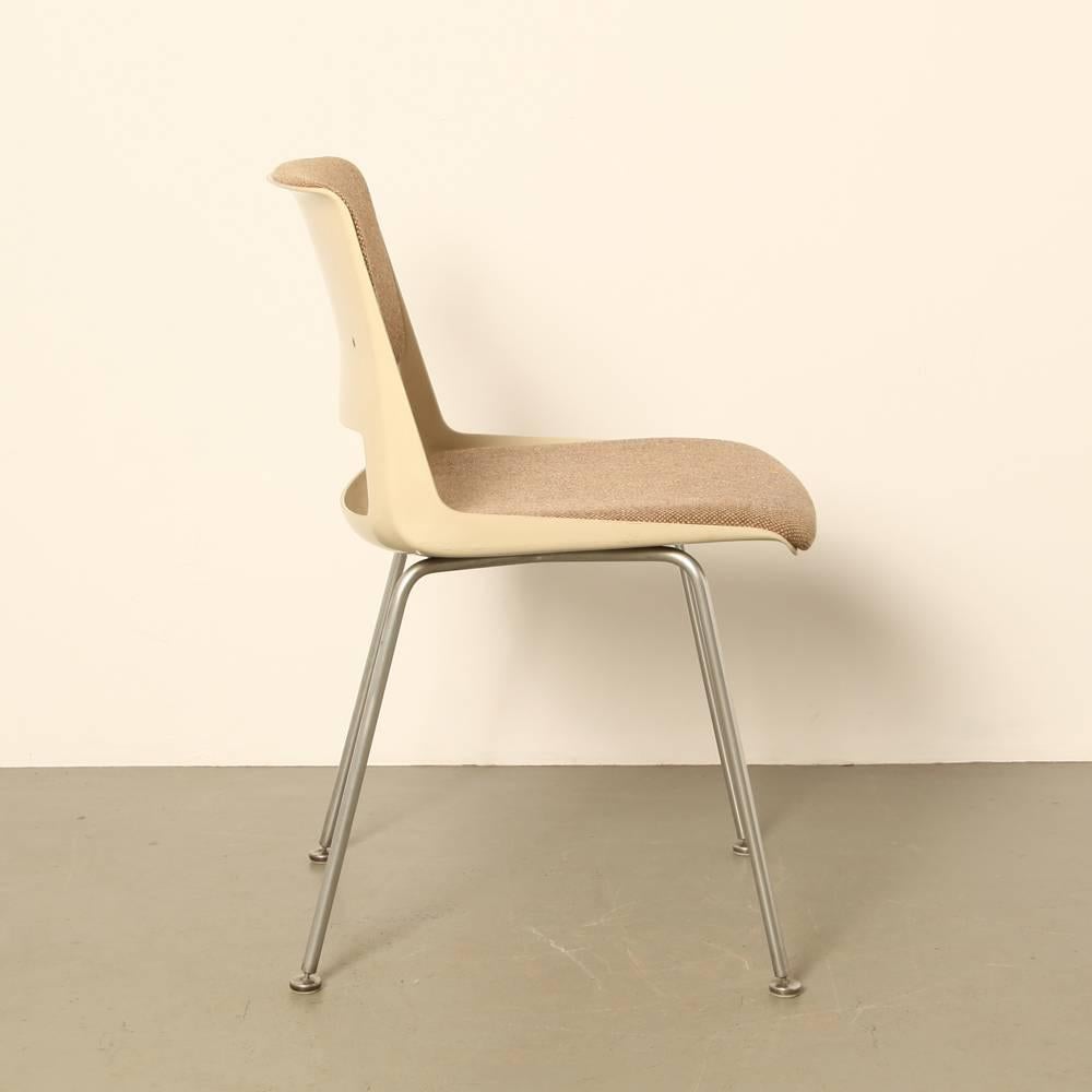 Name: 2210/2220 Stratus
Designer: A.R. Cordemeyer
Manufacturer: Gispen, the Netherlands
Design year: 1969

“Four-legged chair with a white polyester surround. This chair’s legs were made of chromed bar steel. Self-adjusting nylon floor caps prevent