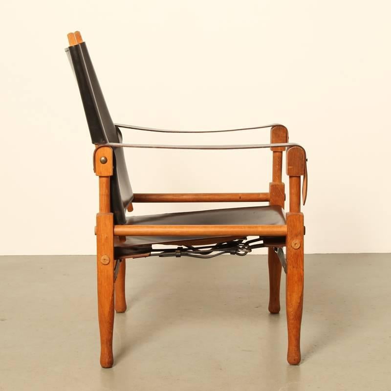 Safari chair by Wilhelm Kienzle for Wohnbedarf, Zurich

Teak and black leather, in good condition, few signs of wear.

One belt broken, centre rear, see photo.

1950s, Switzerland.

Can be dissembled, which makes shipping