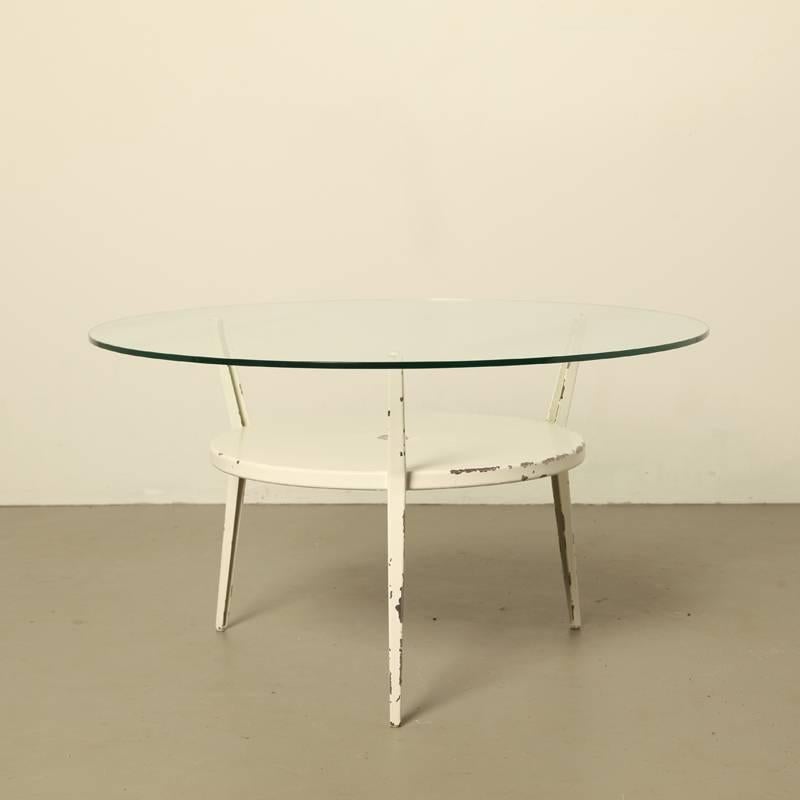 Coffee table: Title: de Rotonde (Roundabout)
Designer: Friso Kramer 1959
Prod: Ahrend Circel BV
Light grey, white sprayed steel frame
Round glass top.
In worn condition.