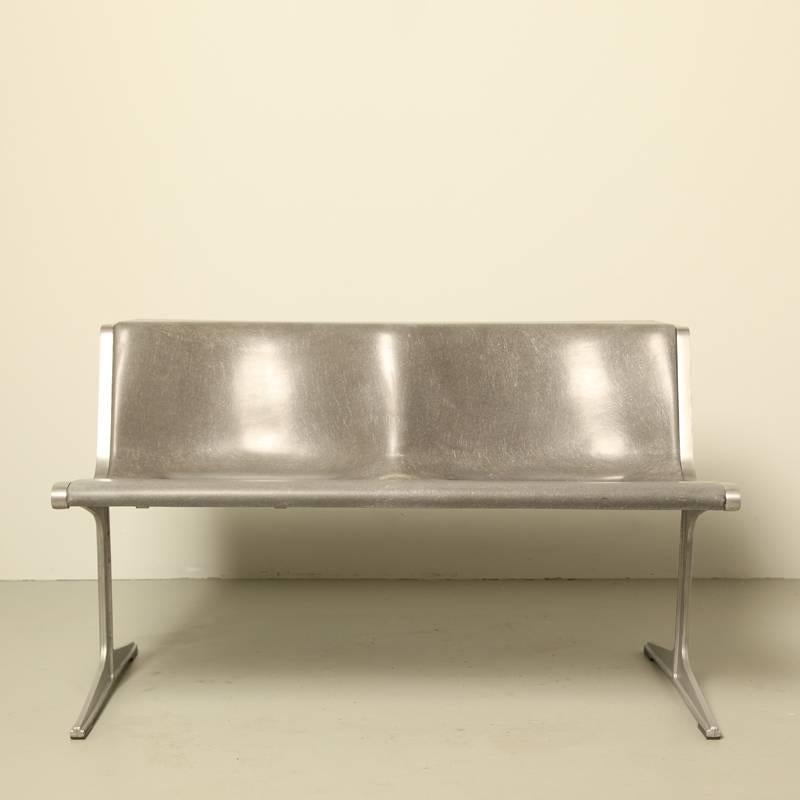Rare Friso Kramer bench 1200 series two-seat.
Produced by Wilkhahn Germany and well-known due usage in public spaces at the Olympic Games Munich 1972.
Aluminium frame is linkable and the seats are made of white fiberglass. The seating position is