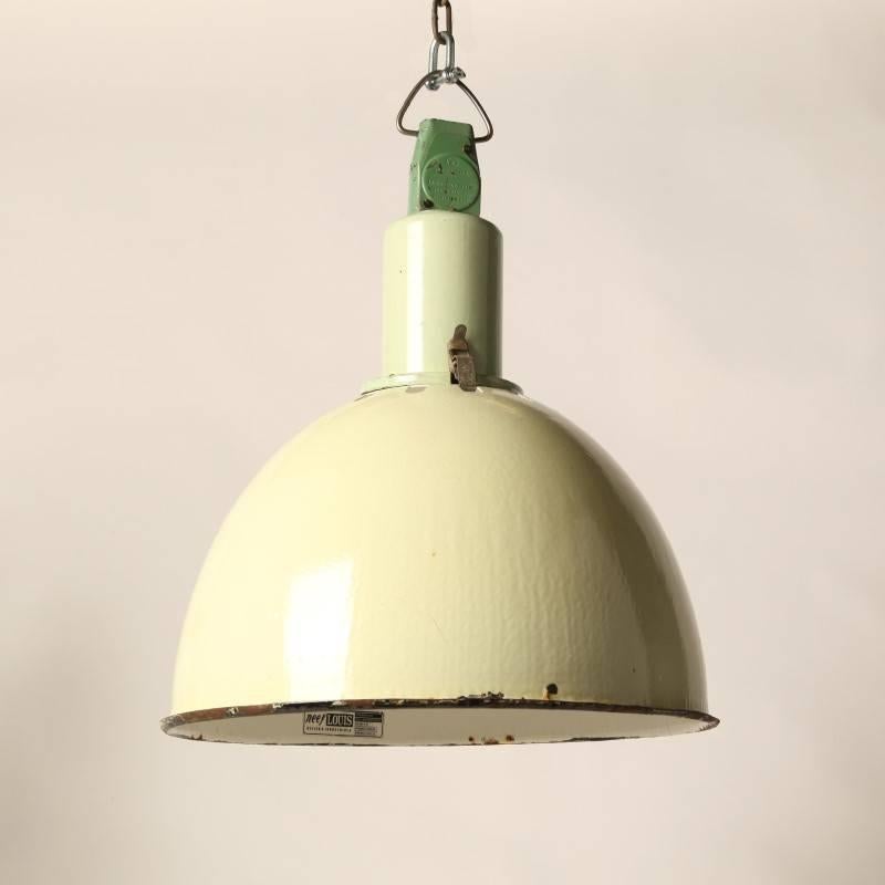 Green-yellow enameled steel pendant lamps CCCP-USSR Russia.
The inside of the lamp is white enamel
Colors are slightly different at every production series.
The condition is worn, contains rusty spots, but this brings extra character.
Comes with