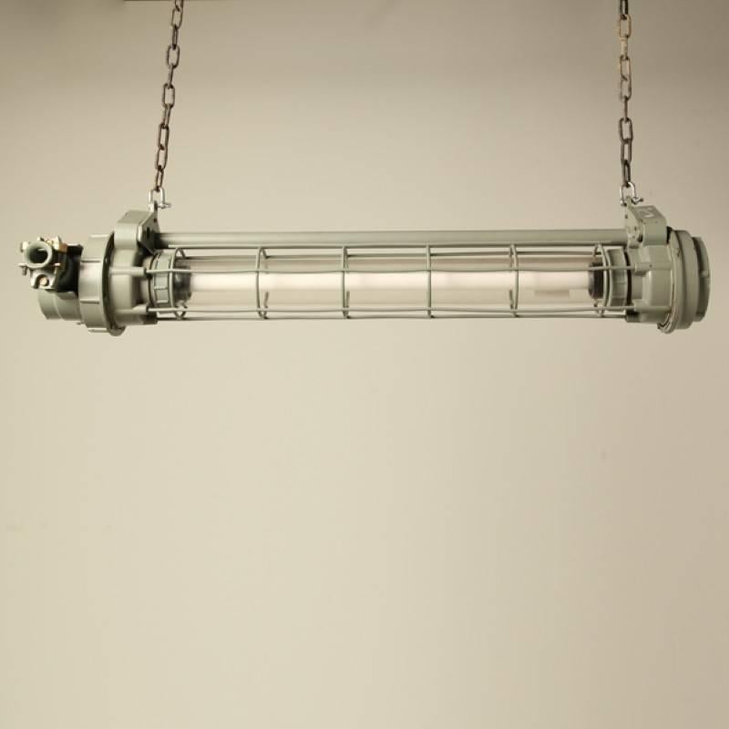 Grey sprayed steel Tube light manufactured in CCCP - USSR Russia.
With 1 fluorescent lamp 18 W and clear plastic tube .
220V (USA: use an inverter 110V)
Including 1.5 m black cable.

        