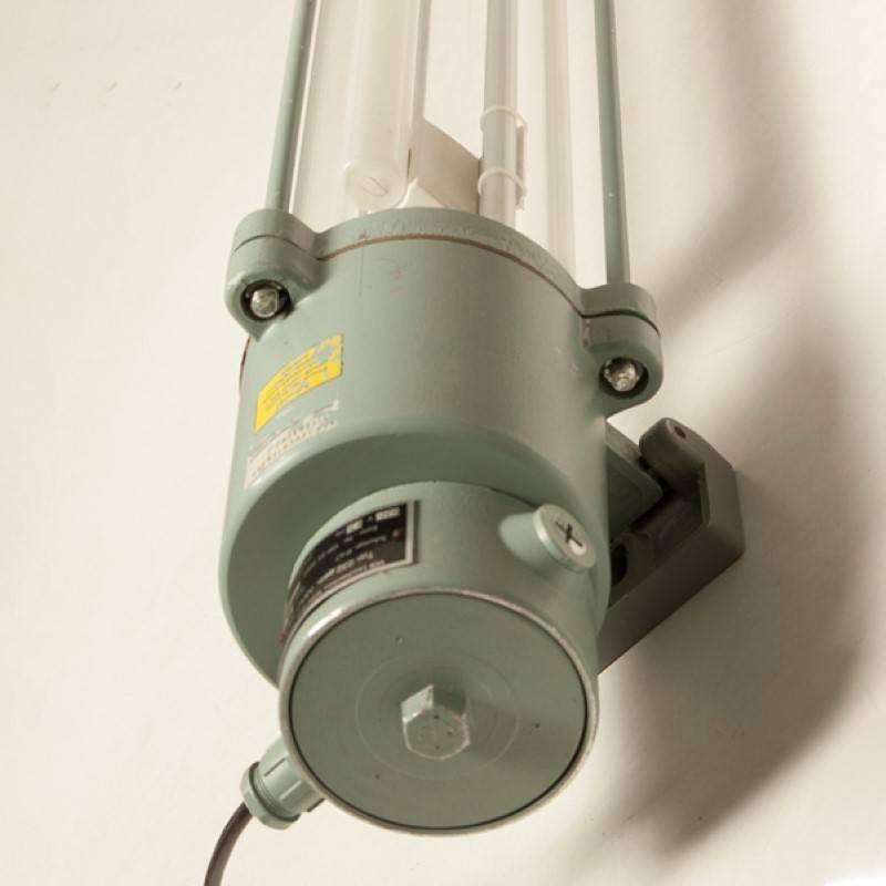 Industrial fluorescent aluminium lamp, made in DDR.
Used on oil tankers. Explosion free, waterproof.
Grey-green sprayed aluminium. Clear glass.
This version is changed into Philinea (150W) lighting, which gives the lamp a different, warmer color