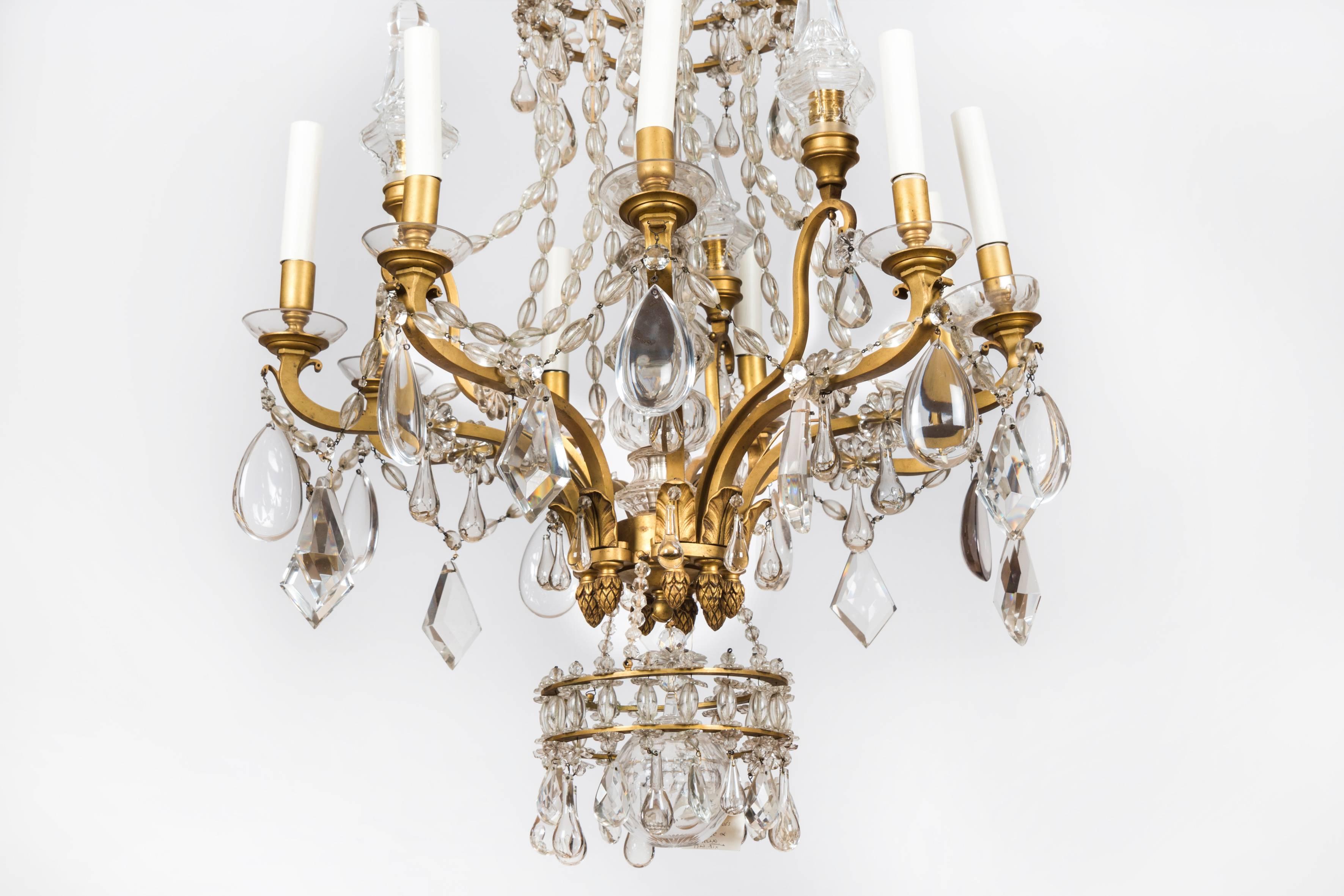 Beautiful Baguès chandelier in crystal and gilt bronze, eight arms, totally restored.