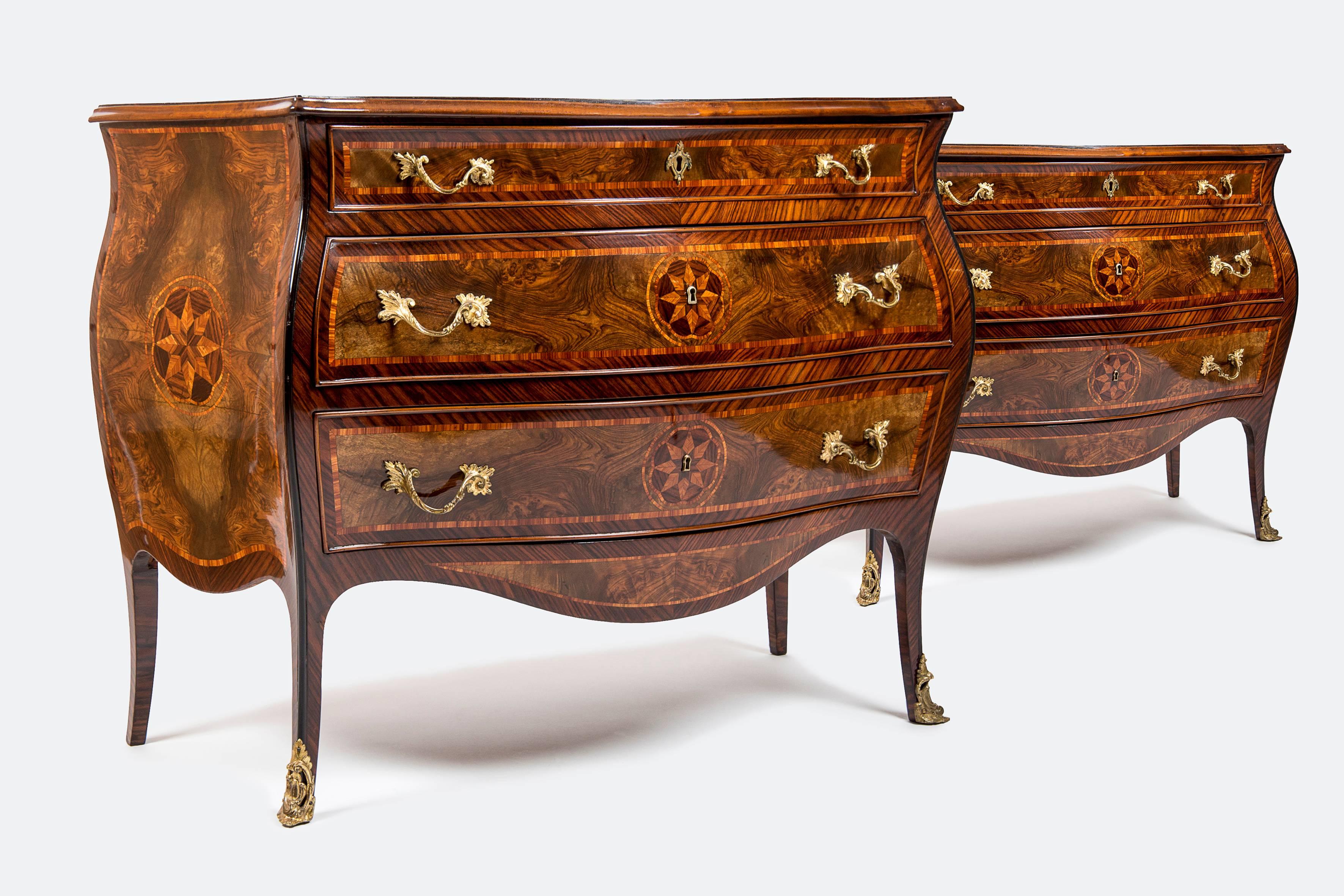 Louis XV Very Elegant Pair of Serpentine Commodes For Sale