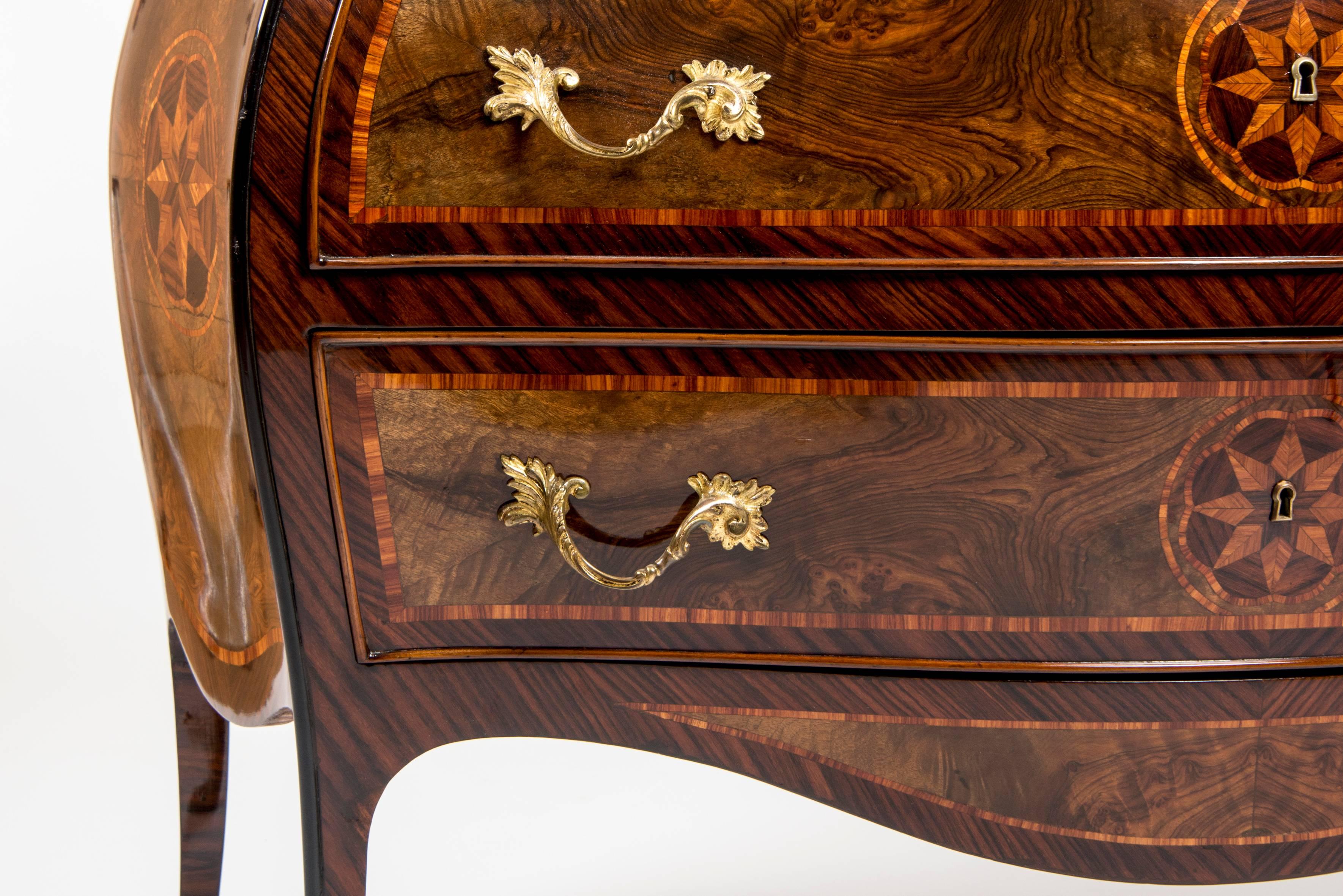 Italian Very Elegant Pair of Serpentine Commodes For Sale