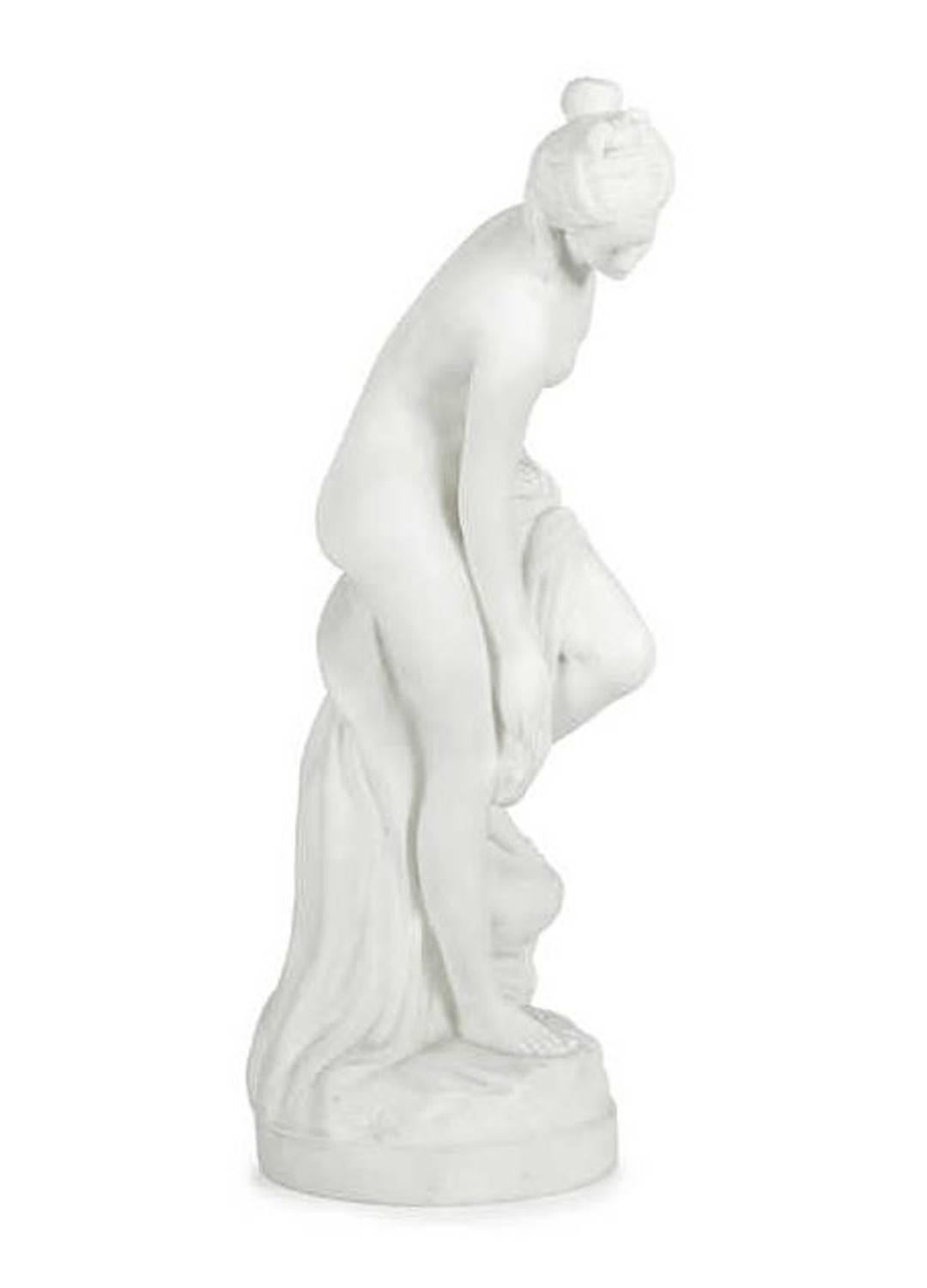 Beautiful and elegant marble statue of Venus, in white marble. The statue show the Venus before she was entering in her bath. A superb work of art made by an excellent hand.