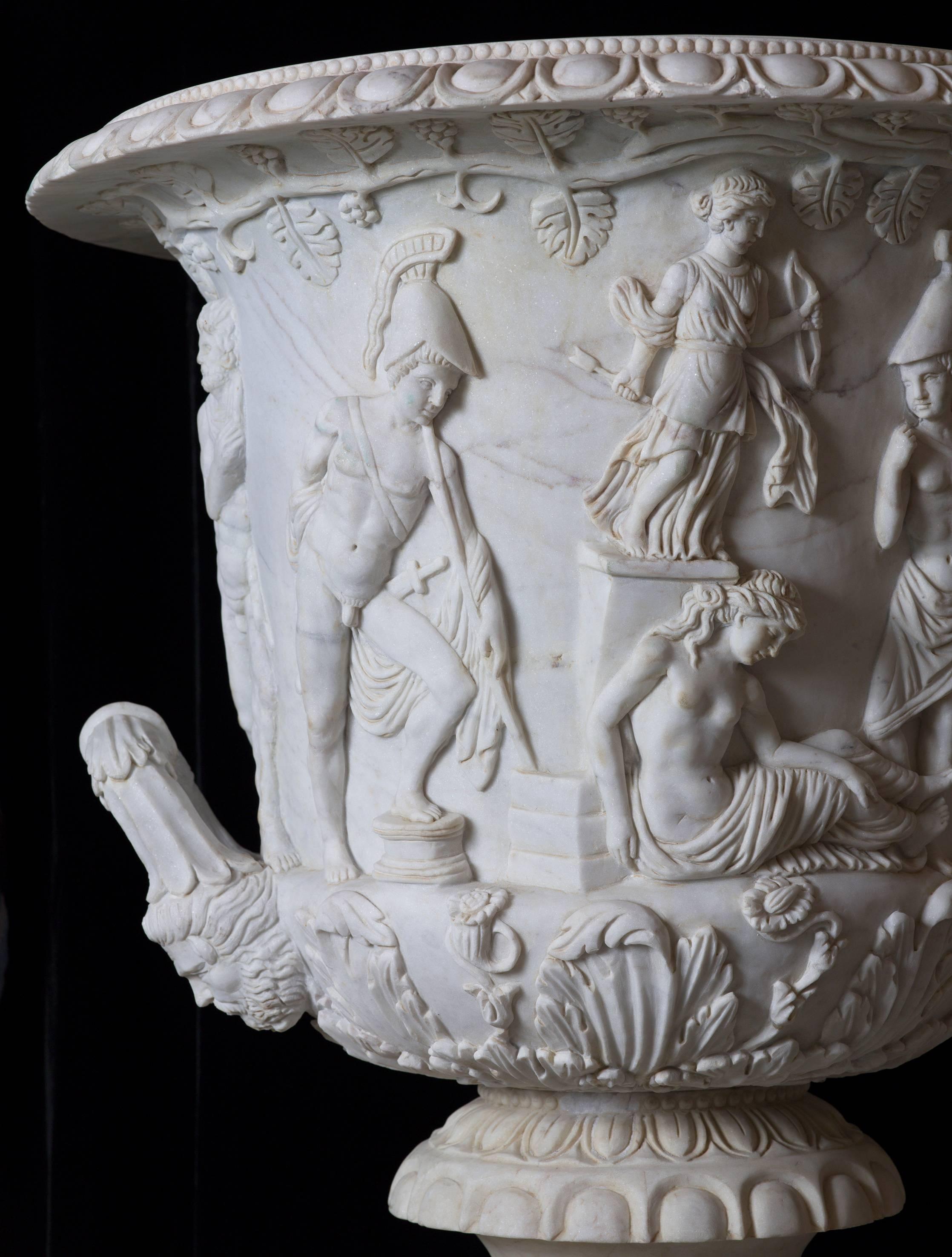 A Pair of italian marble models of the borghese and medici vases In Excellent Condition In Roma, IT