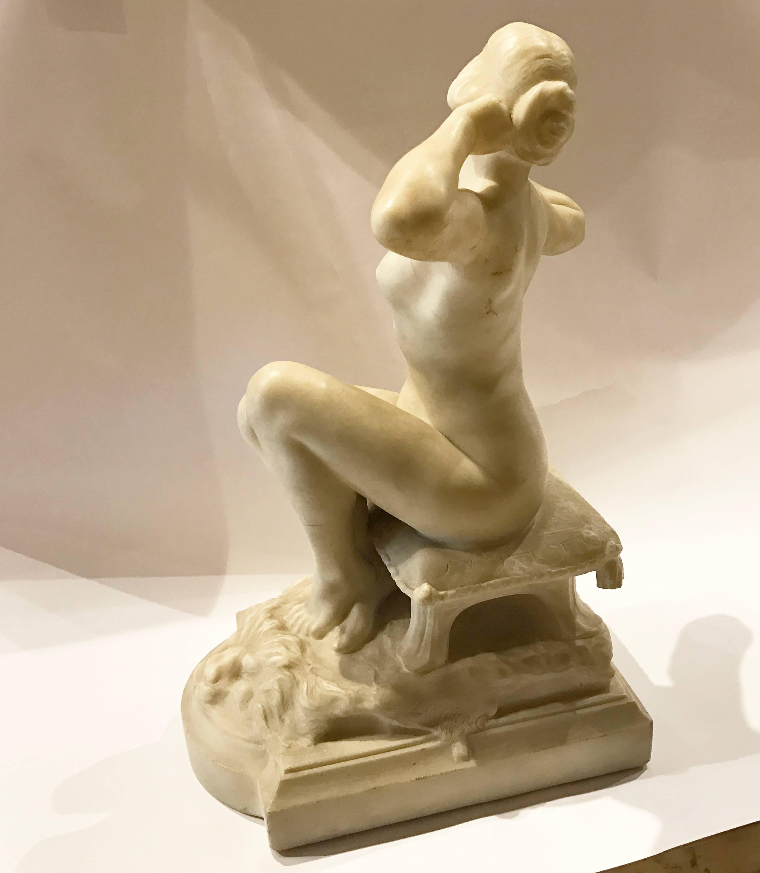 Hand-Carved Sculpture in Marble Art Decò Style For Sale