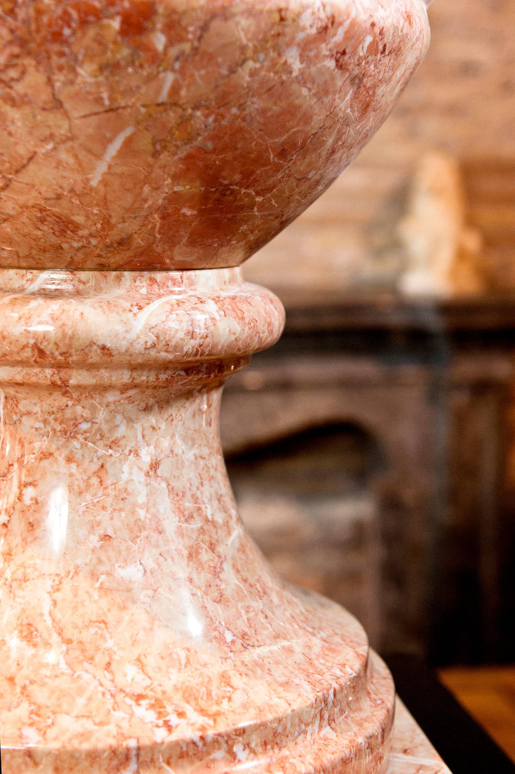 Pair of Monumental Adam Style Marble Vase In Excellent Condition For Sale In Roma, IT
