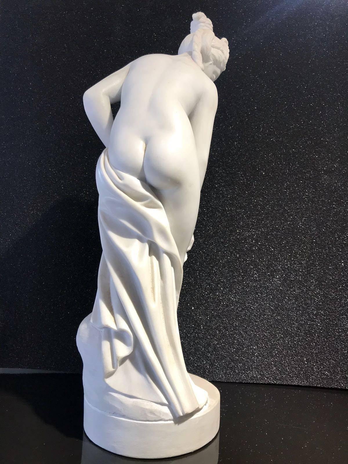 Carved 20th Century Italia Marble Statue of Venus at Bath by Giuseppe  Giannoni For Sale