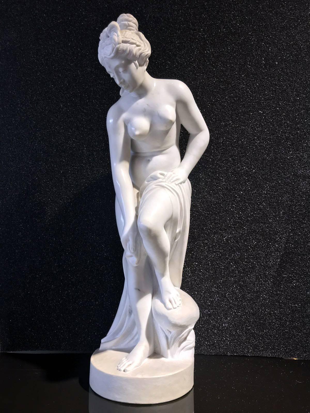 Beautiful and elegant marble statue of Venus, in white marble. The statue show the Venus before she was entering in her bath. A superb work of art made by the excellent hand of Giuseppe Giannoni one of most important and well know artist in