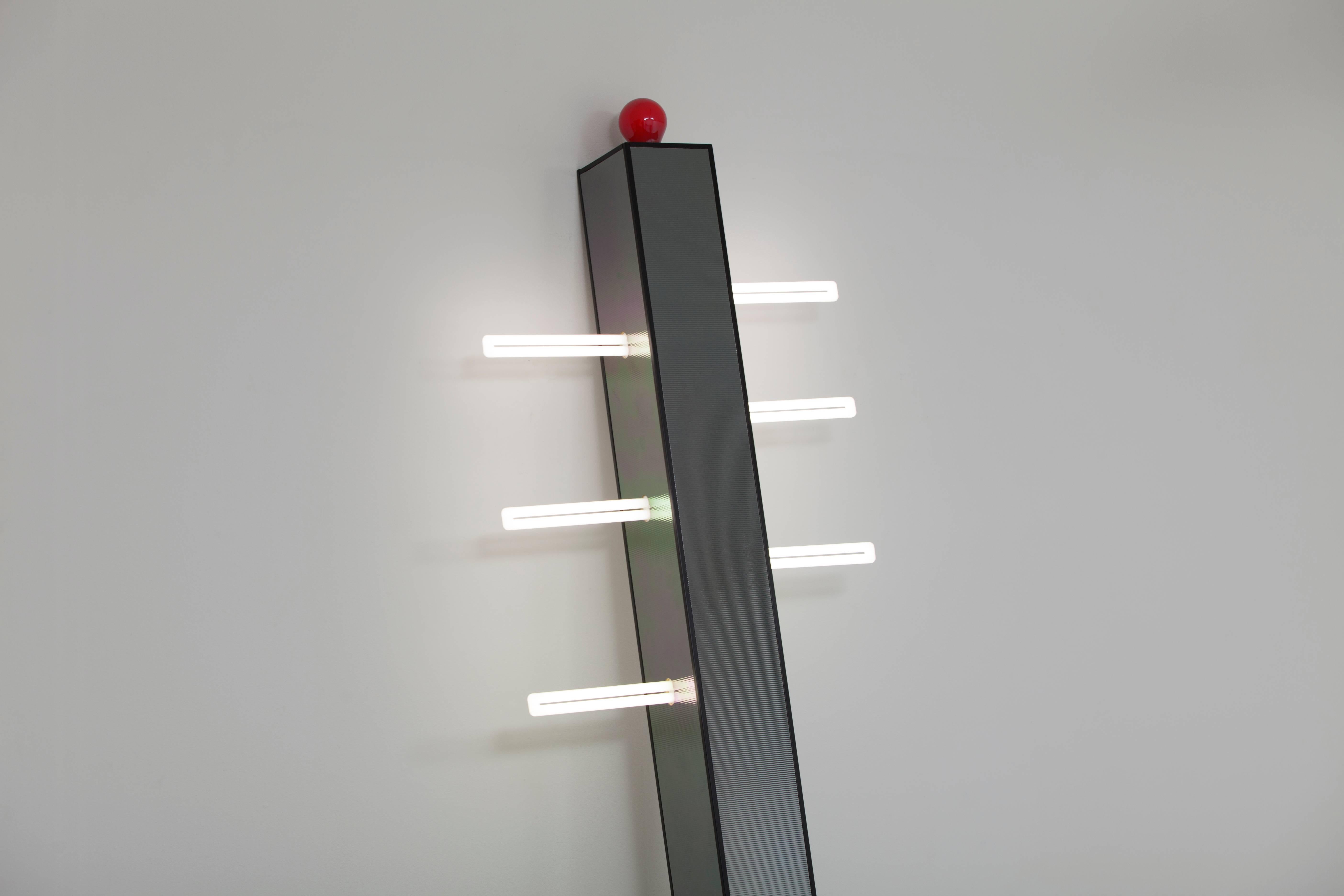 Is it a sculpture or a floor lamp? The Gala lamp designed by Ettore Sottsass for the Mobili Lunghi exhibition illustrates this recurring question dear to our hearts at A1043. Gala plays on two aspects key to lighting, the verticality and the light