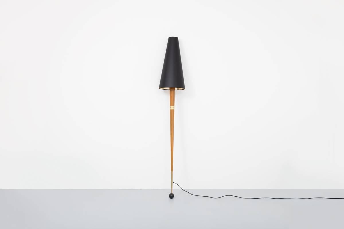 Philippe Starck describes Soudain le Sol Trembla (Suddenly the Ground Shook) as a floor lamp that always falls. It is said and we will not come back to that. In 1981 Philippe Starck is still this young designer who wants to question “the common