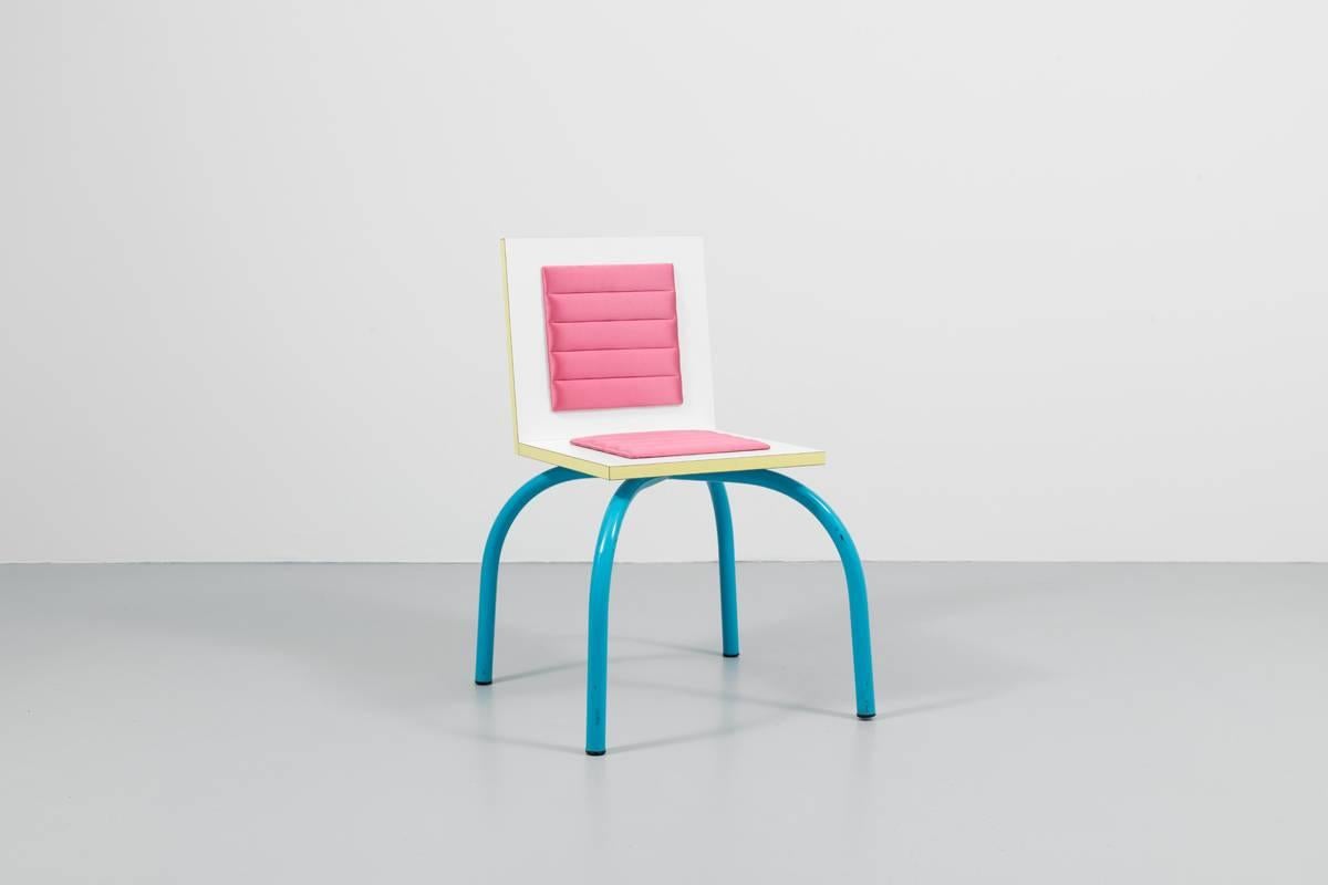 The Riviera chair from Michele de Lucchi is probably the most faithful object to the avant-garde home appliance prototypes that he designed in 1979 for the firm Girmi. Respecting the same color code, white, blue, yellow and pink, the Riviera chair