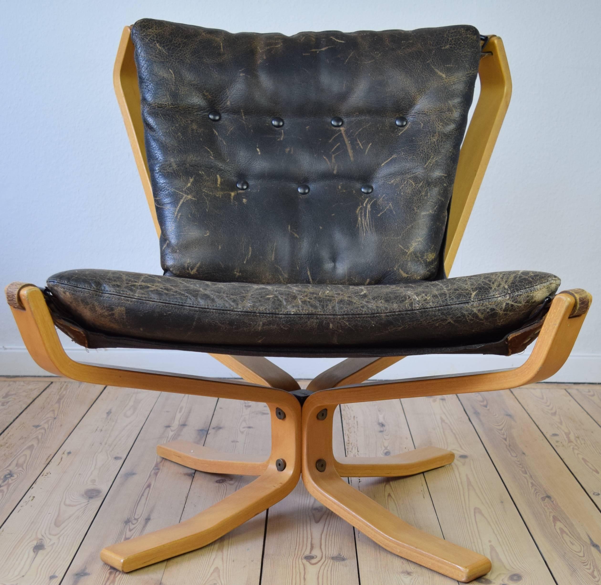 Low back Falcon chair designed by Sigurd Resell and manufactured in Denmark in the 1970s. The chair features a bent beechwood frame, with a buffalo leather cushion. Buffalo hides are thick and durable as they are not stretched during the tanning
