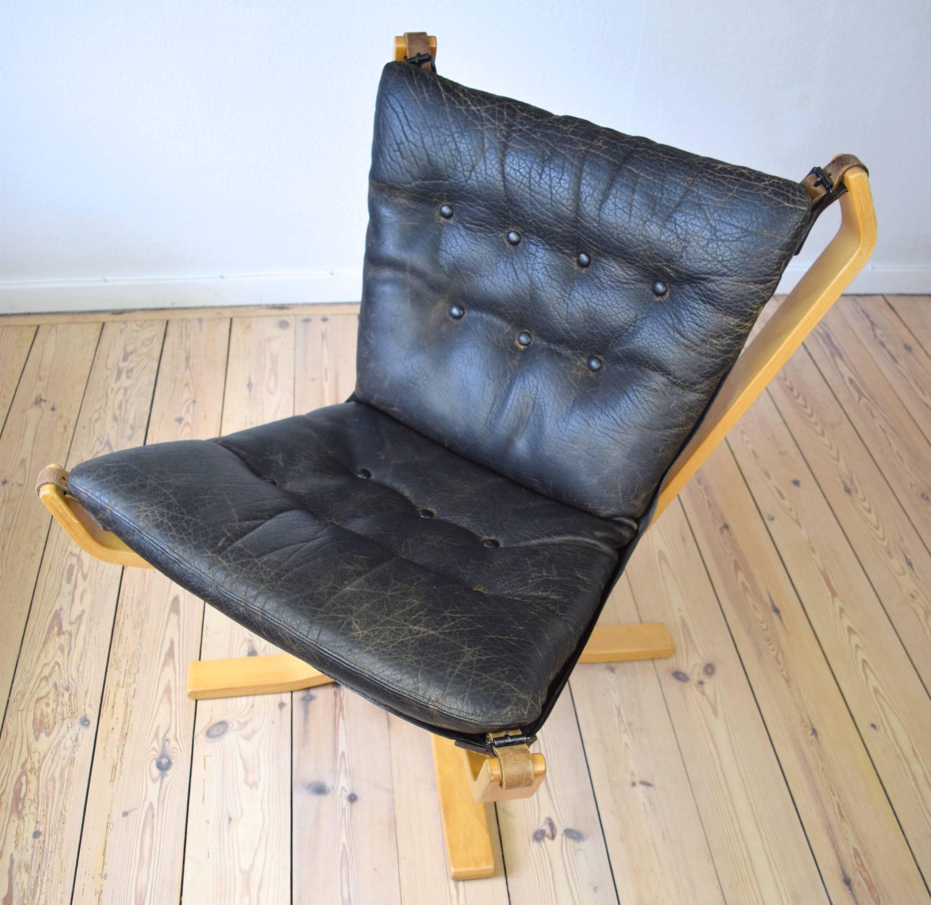 Low back Falcon chair designed by Sigurd Ressell and manufactured in Denmark in the 1970s. The chair features a bent beechwood frame, with a buffalo leather cushion. Buffalo hides are thick and durable as they are not stretched during the tanning