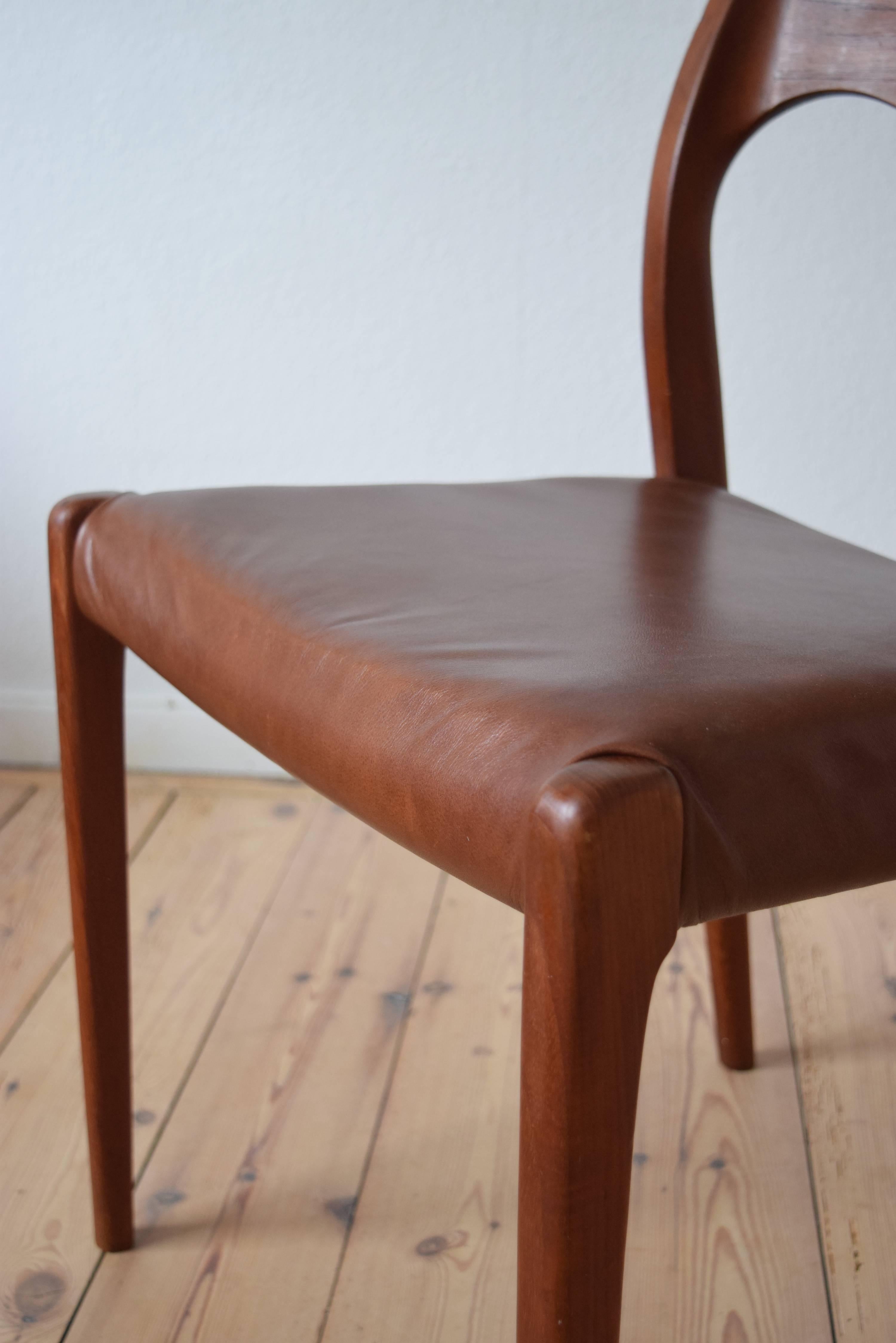 Model 71 dining chair designed by Niels O. Møller and produced by J.L. Møllers Møbelfabrik in Denmark in the 1950s-1960s. Chair feature a curved backrest and cognac leather seat.