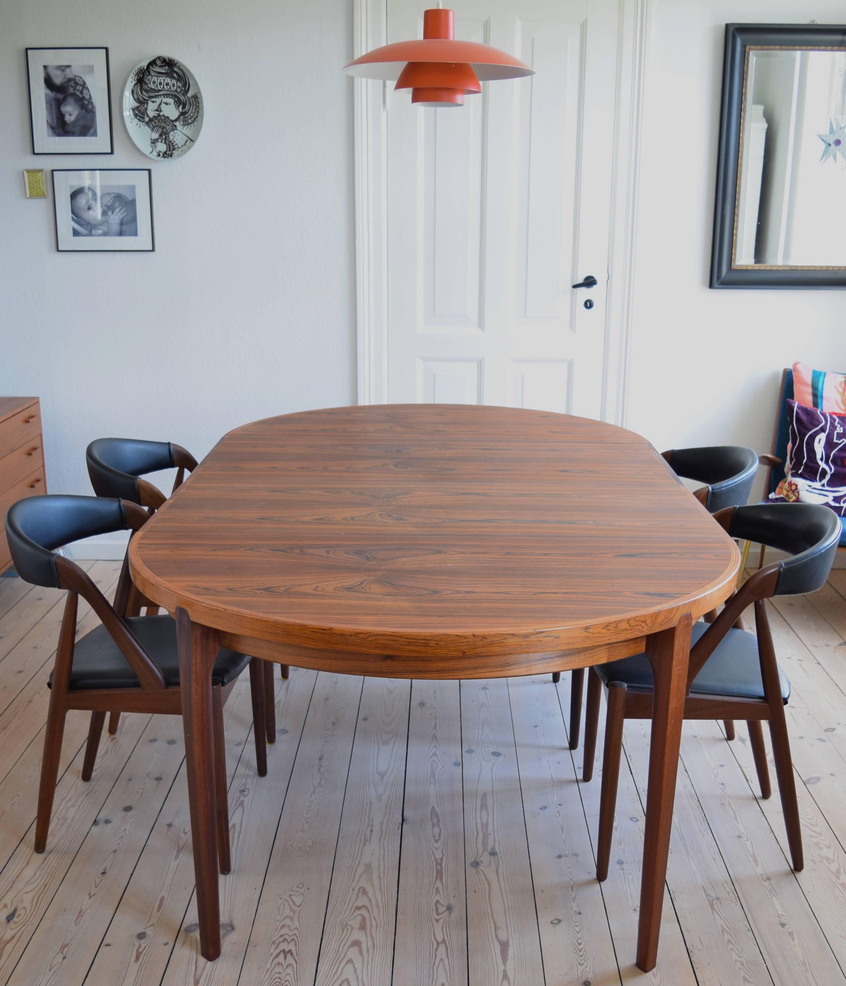 Rosewood dining table produced by Heltborg Møbler, Denmark in the 1960s. It comes with two extension plates of 50cm to enlarge the table to 220 cm. Great Scandinavian craftsmanship throughout this piece, with a truly stunning matched grain on all