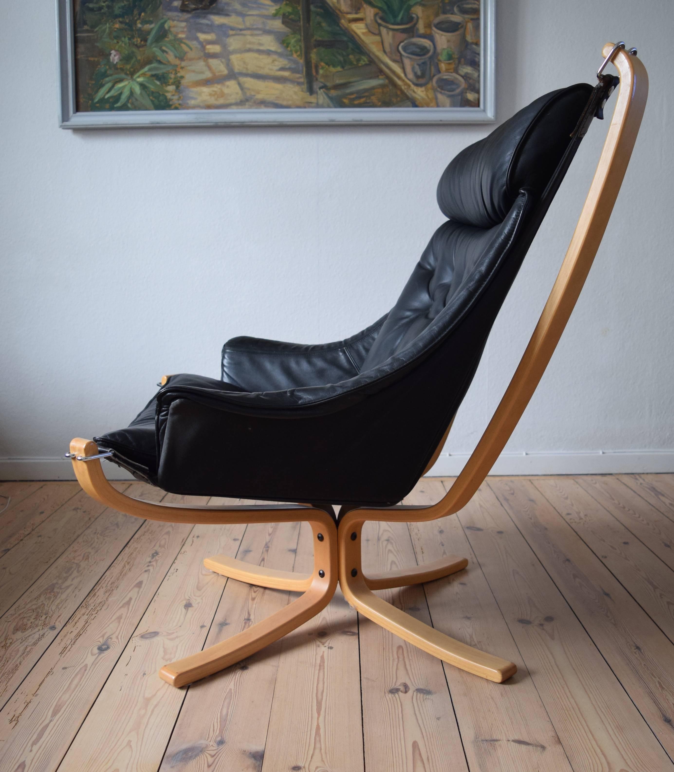 Winged black falcon chair by Sigurd Ressell for Vatne Møbler made from bent birchwood and manufactured in Norway in the 1970s. The chair is in a very good vintage condition with a very soft and supple leather seat cushion.