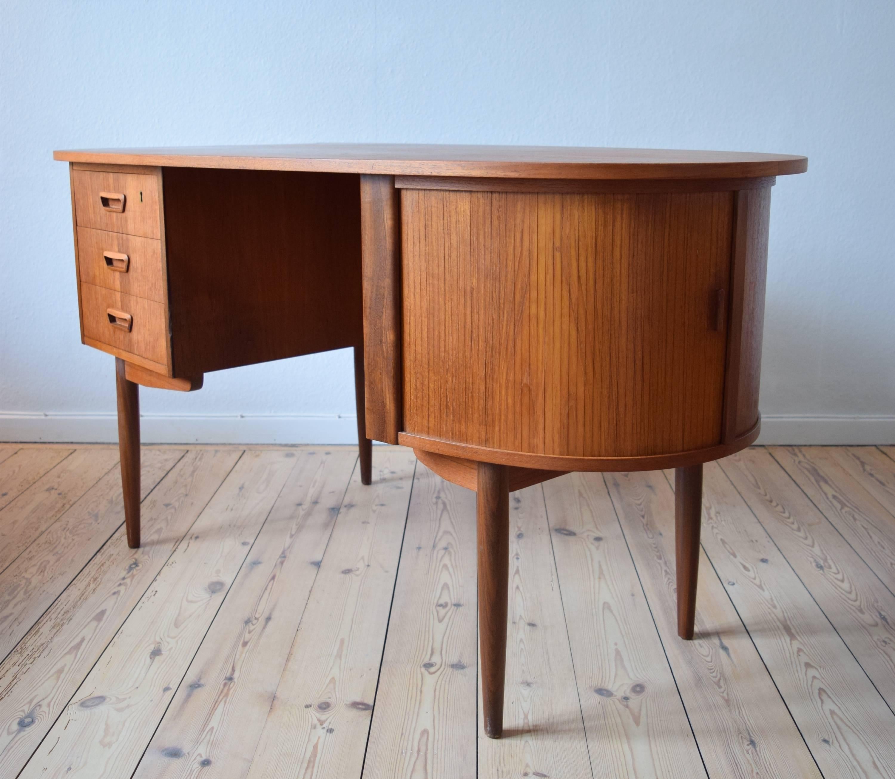 Mid-Century Modern Danish Teak Kidney-Shaped Desk, 1950s For Sale