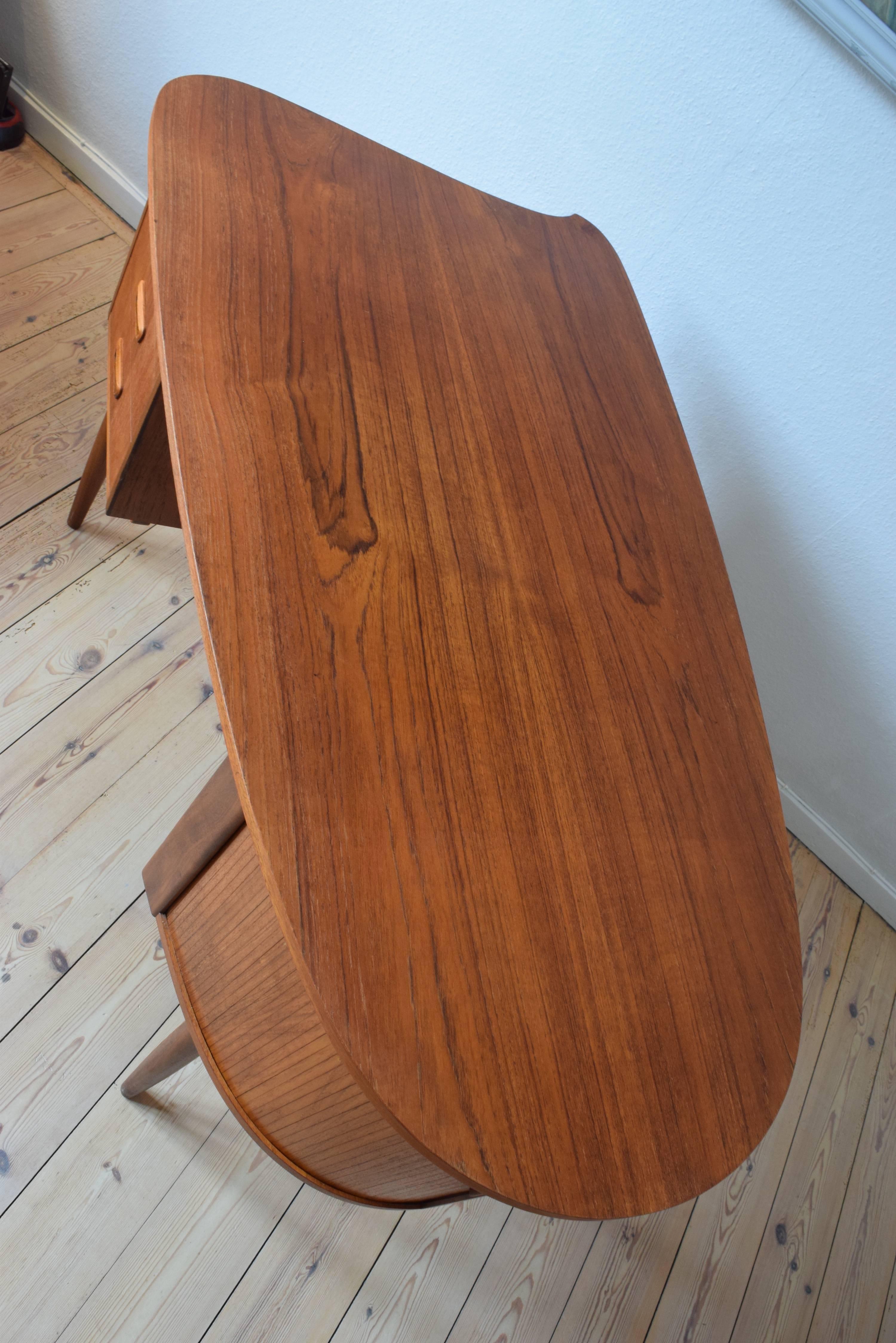Danish Teak Kidney-Shaped Desk, 1950s For Sale 4