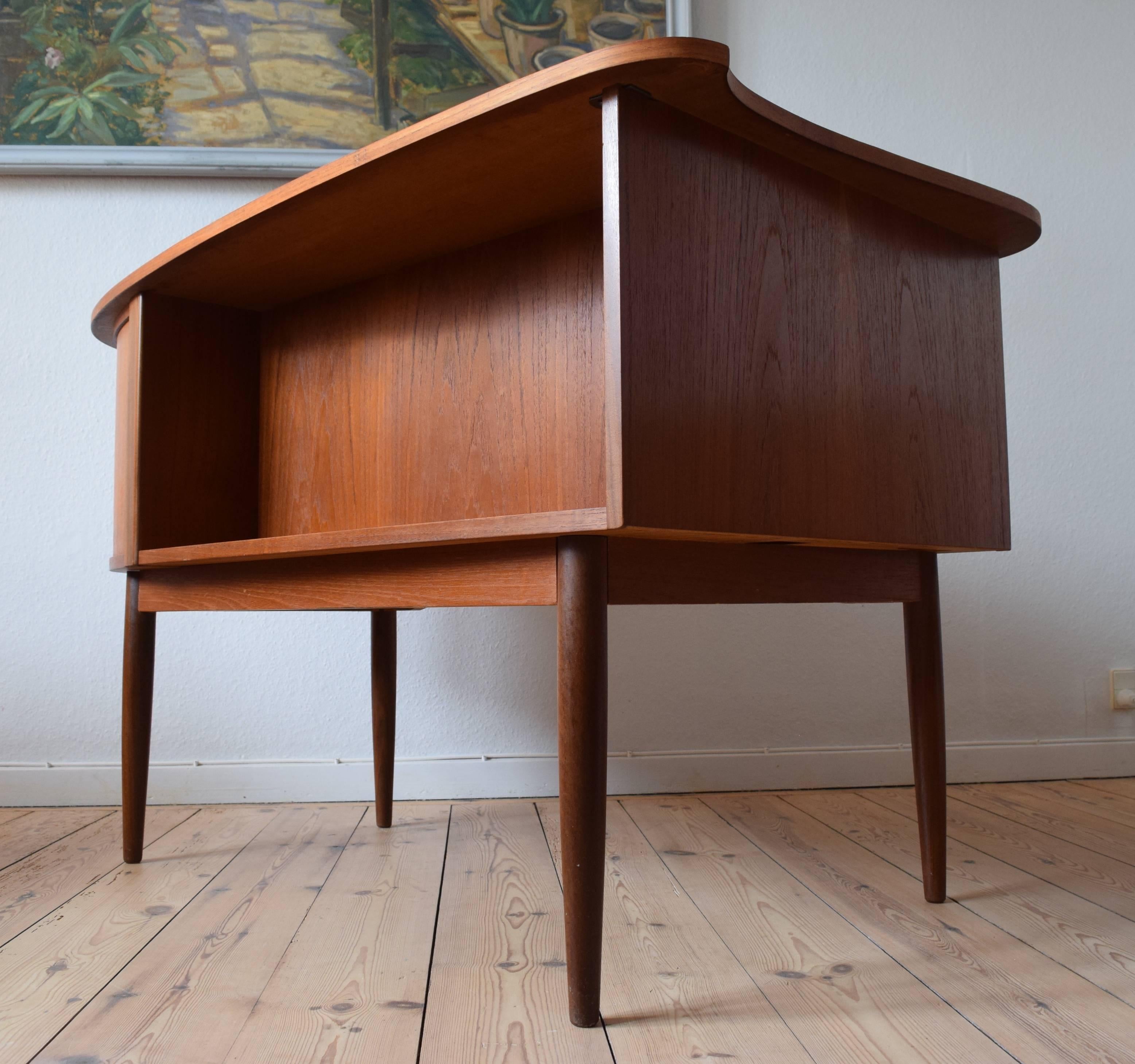 Danish Teak Kidney-Shaped Desk, 1950s For Sale 1