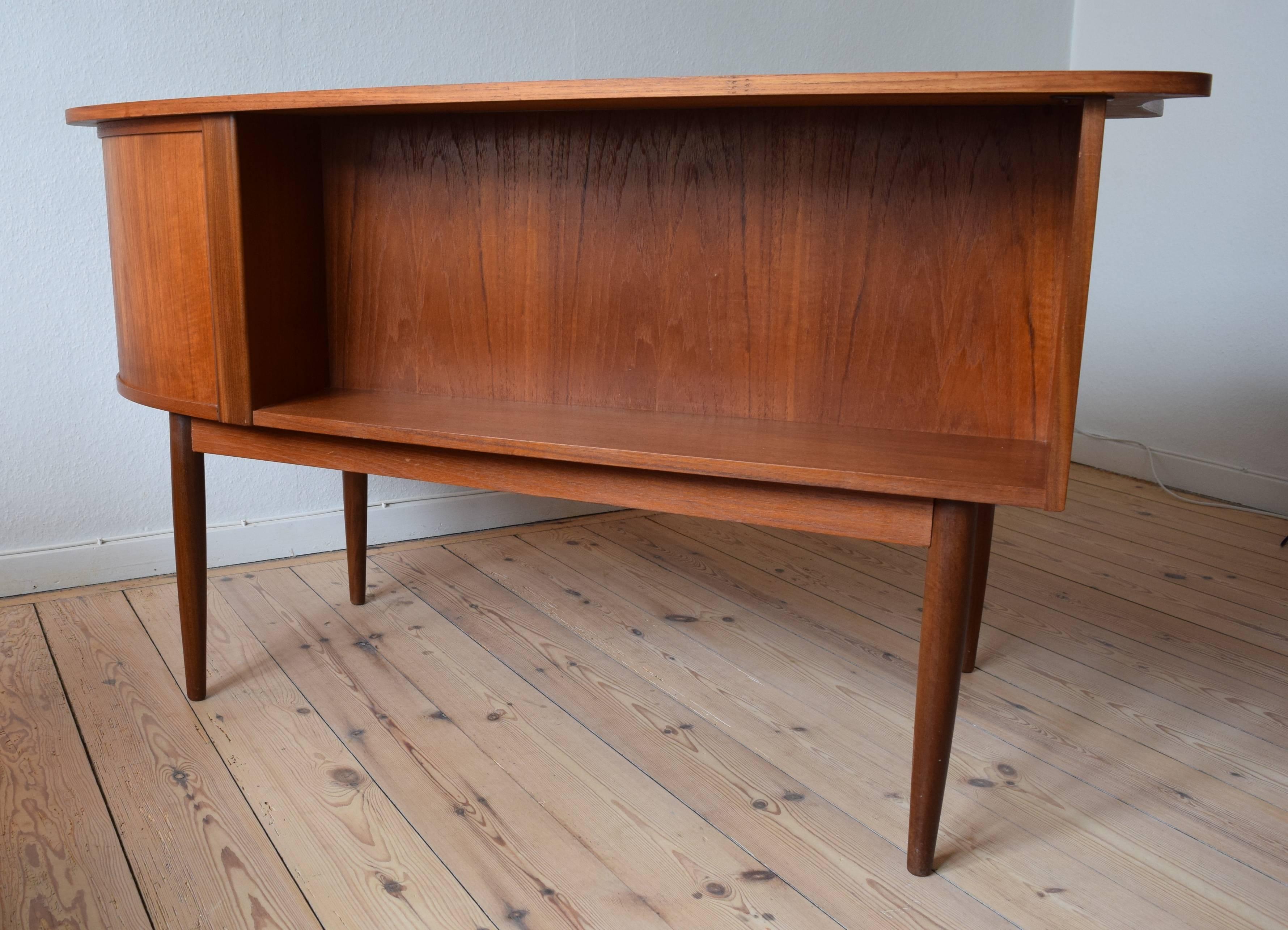 Danish Teak Kidney-Shaped Desk, 1950s For Sale 2