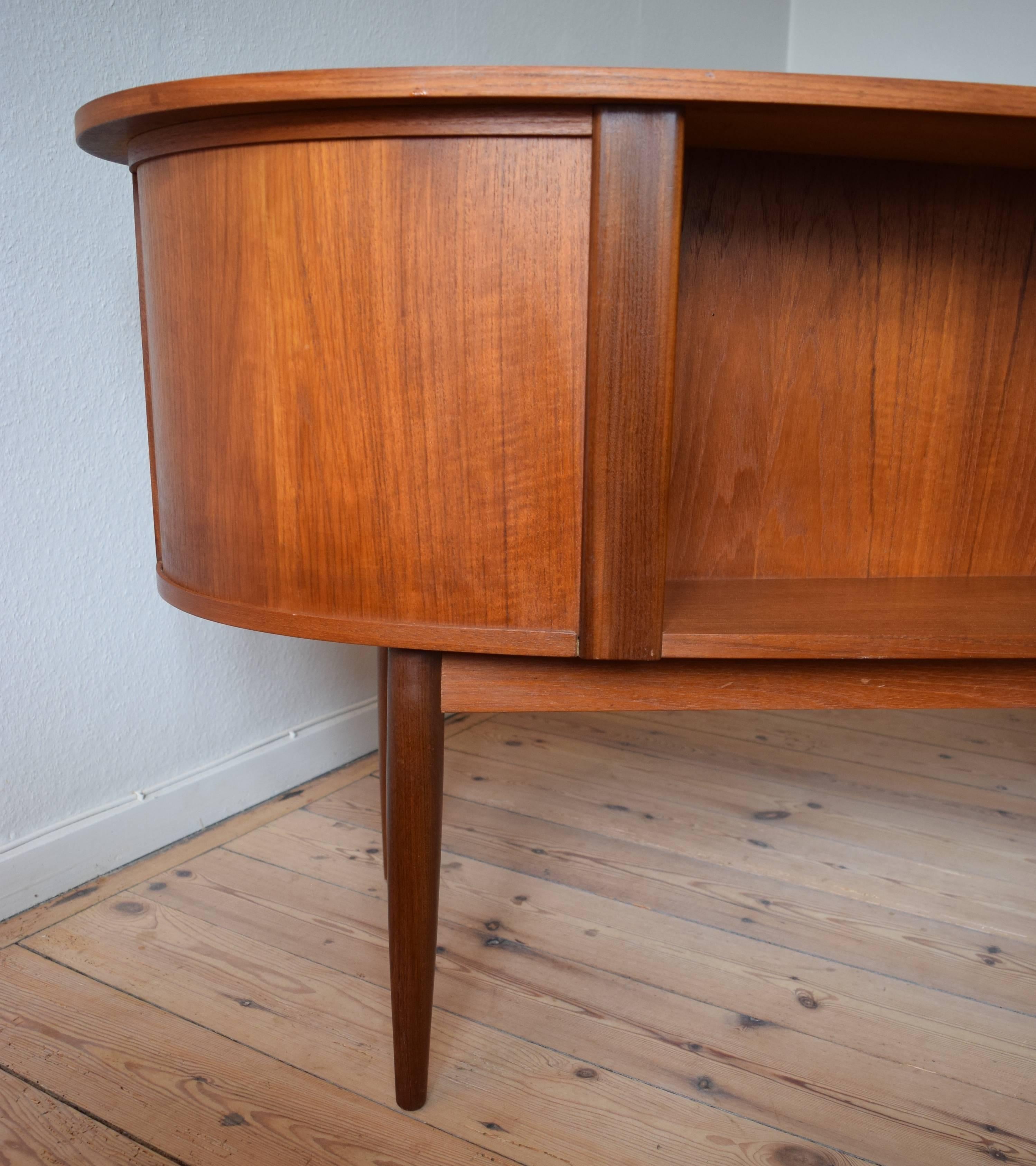 Danish Teak Kidney-Shaped Desk, 1950s For Sale 3