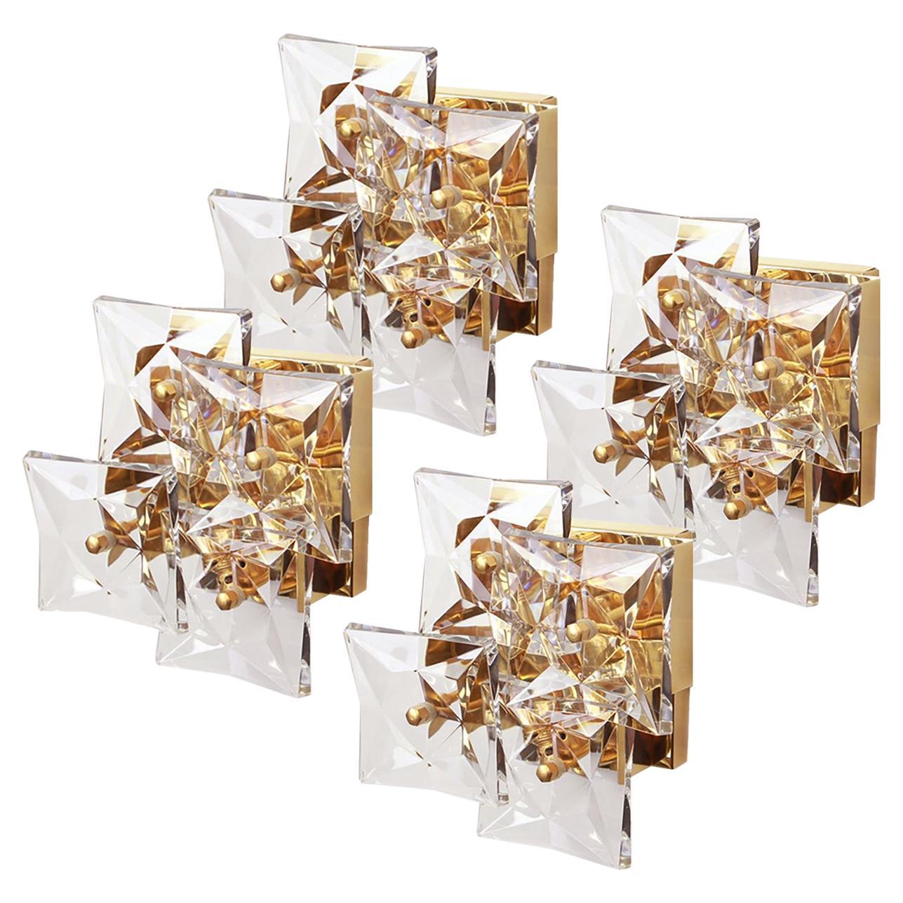 1 of the 10 golden sconces with crystal glasses, made by Kinkeldey, Germany, circa 1970-1979. It’s composed of square crystal glass pieces on gilded brass frame. Each one has a gilded metal frame and 3.94 x 3.94 in (4 x 10 x 10 cm). Best of the