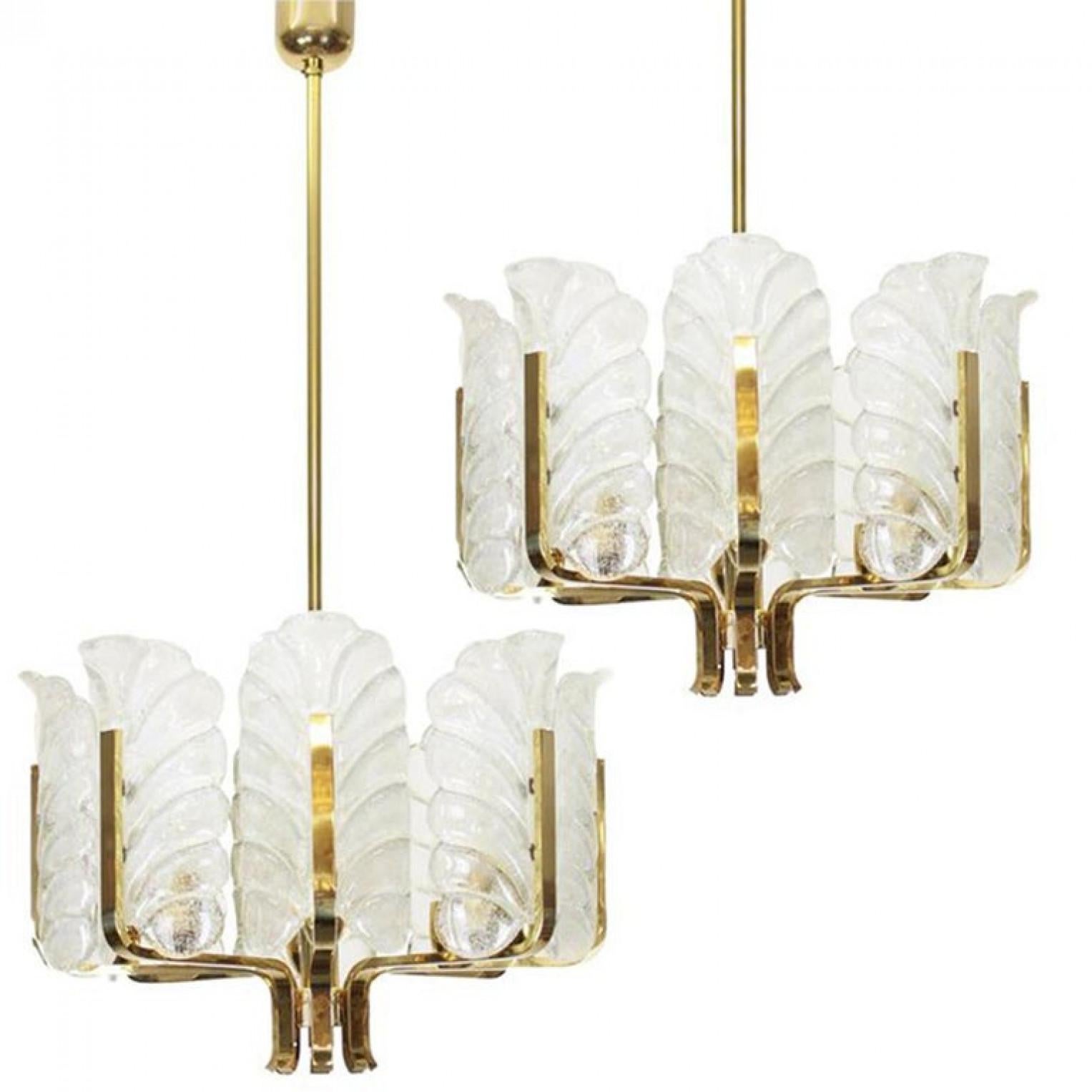 Mid-Century moderno Uno dei sei grandi lampadari in ottone con foglie di vetro Fagerlund di Orrefors, anni '60 in vendita