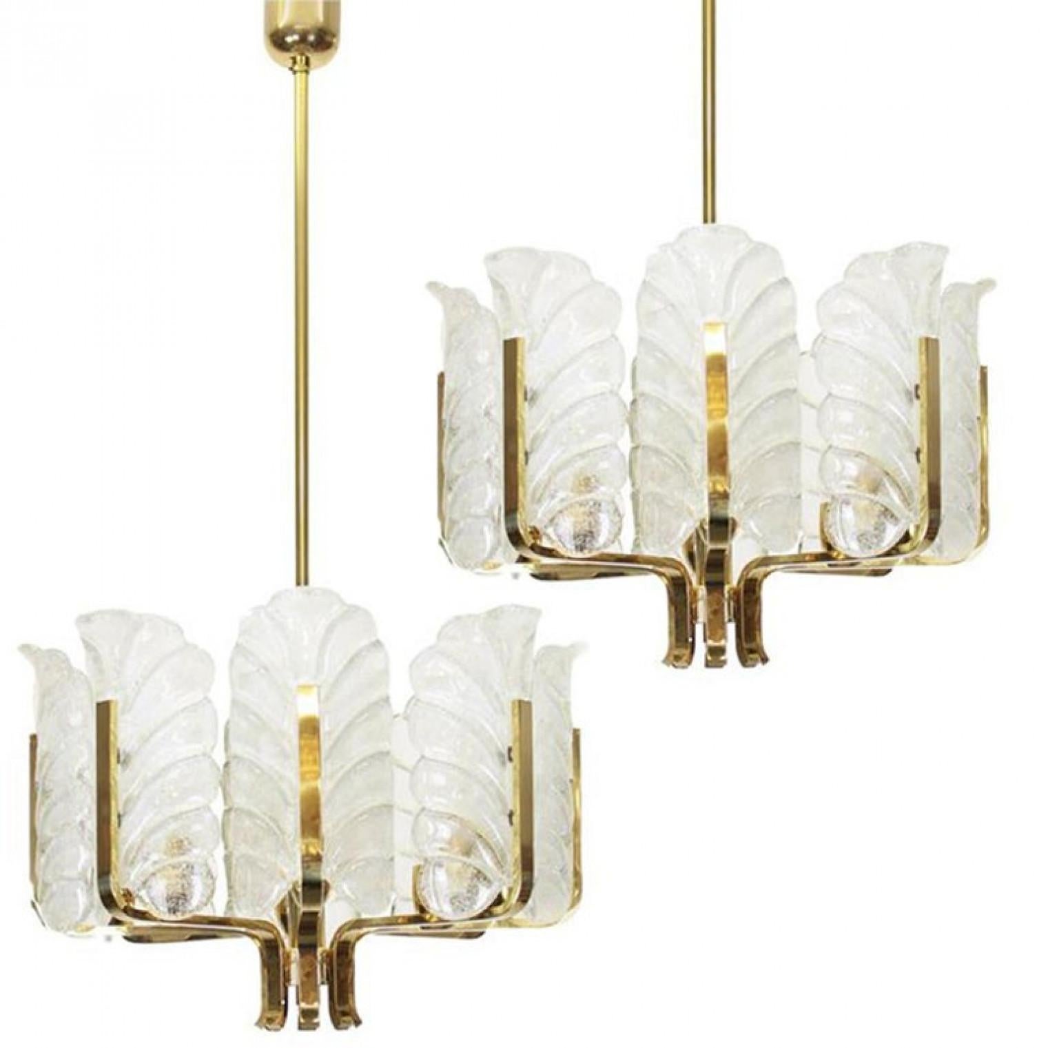 Ottone Uno dei sei grandi lampadari in ottone con foglie di vetro Fagerlund di Orrefors, anni '60 in vendita