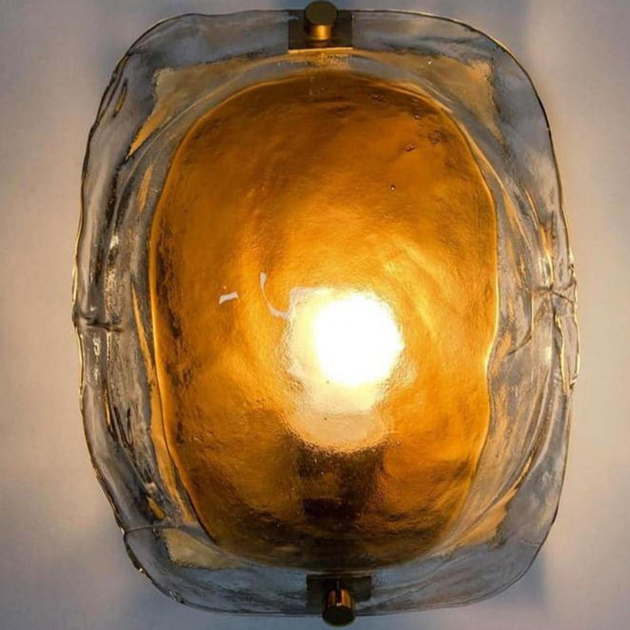 Paire d'appliques murales haut de gamme en verre de Murano clair, opale et brun (fumé) soufflé à la bouche sur une quincaillerie messing, conçues et produites par J.T. Kalmar, en Autriche, dans les années 1960. Un design minimaliste exécuté avec un
