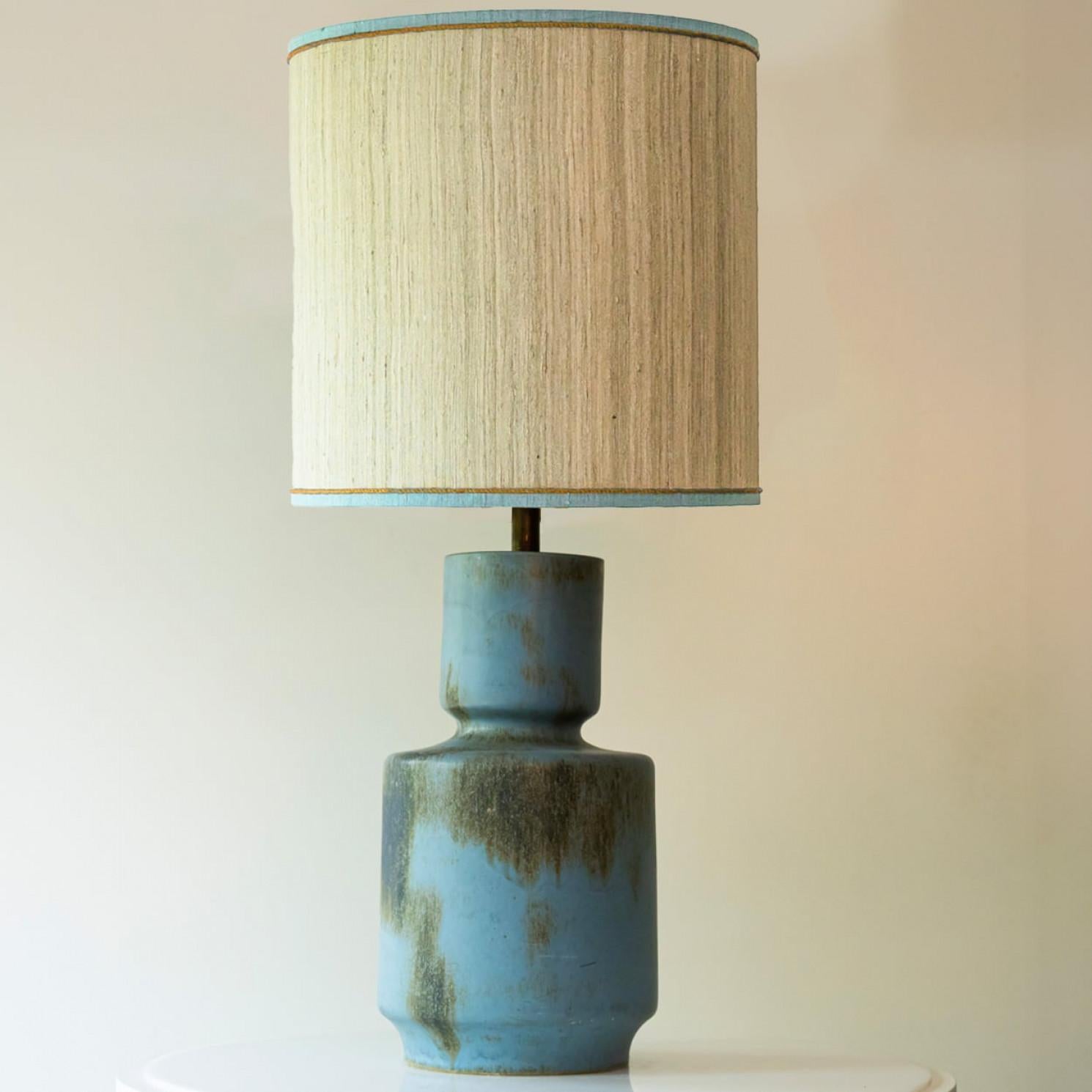 Fin du 20e siècle 1 des 4 lampes de table en céramique bleue et brune, abat-jour sur mesure de R. Houben en vente
