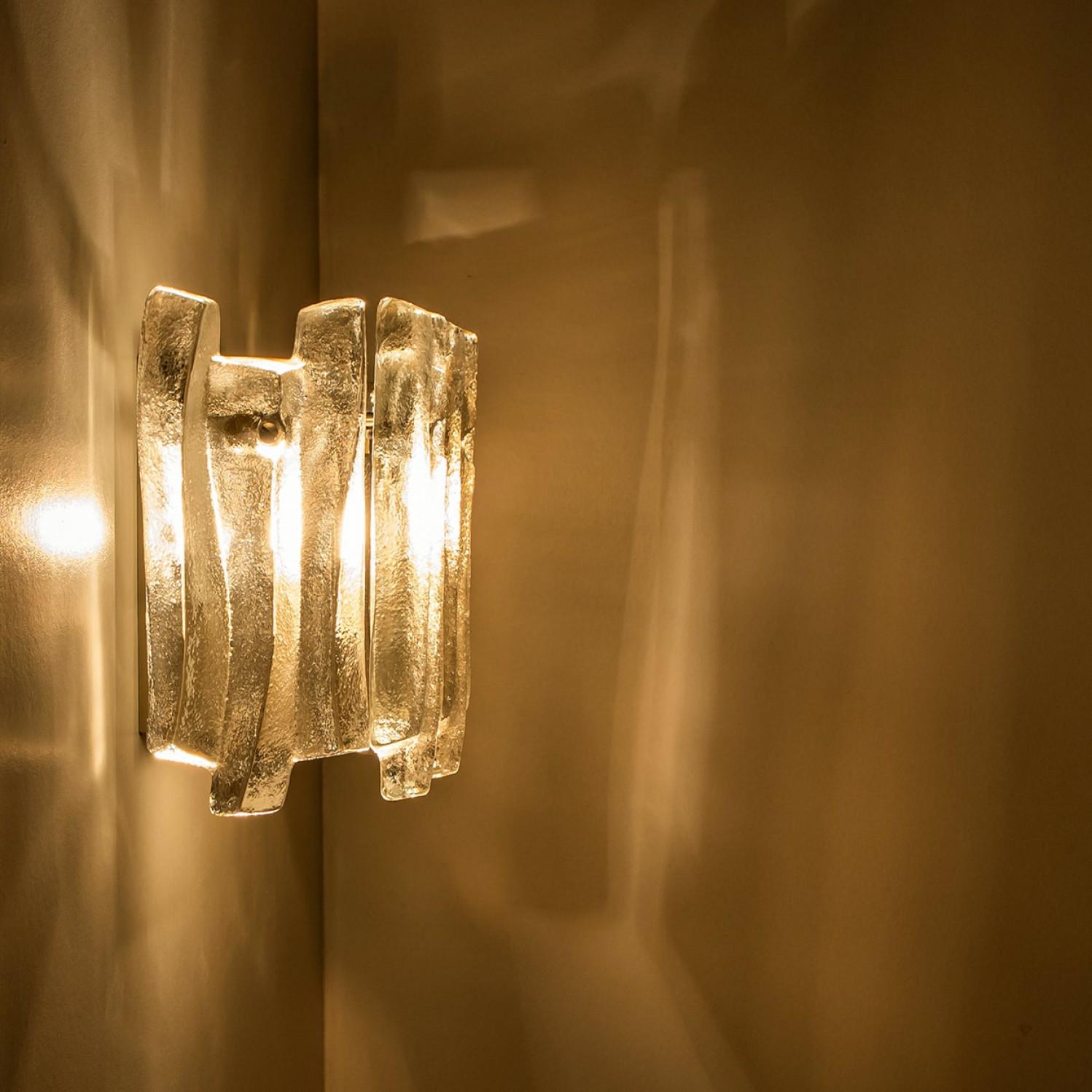 1 dei 4 lampadari a parete in vetro ghiaccio testurizzato con cromo  Kalmar, 1970 In condizioni buone in vendita a Rijssen, NL