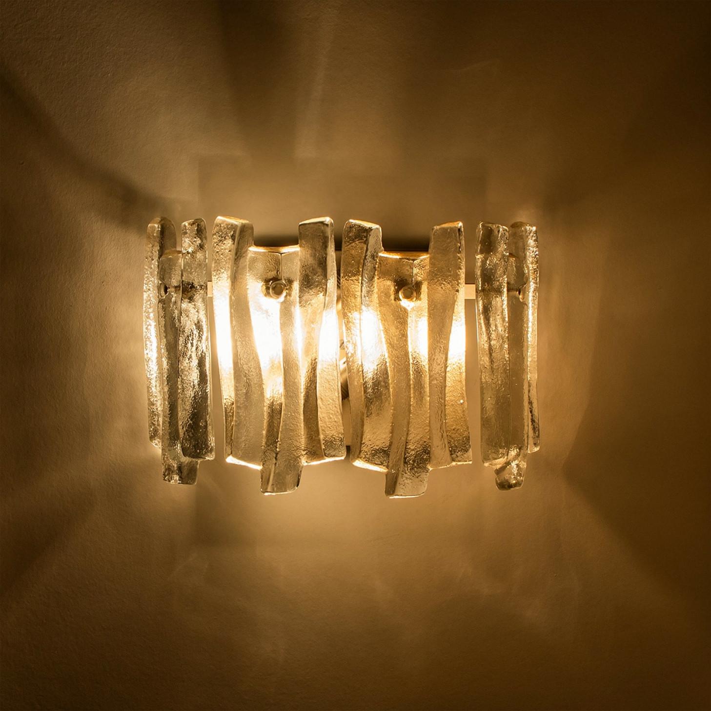 XX secolo 1 dei 4 lampadari a parete in vetro ghiaccio testurizzato con cromo  Kalmar, 1970 in vendita