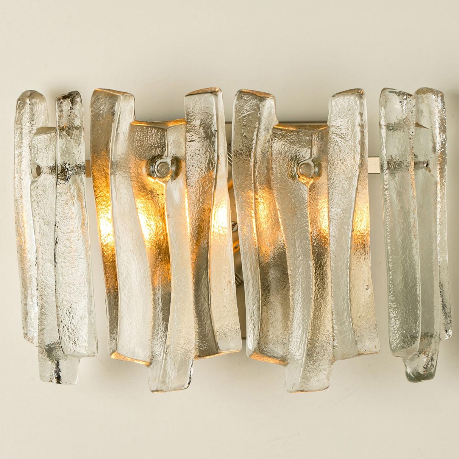 1 dei 4 lampadari a parete in vetro ghiaccio testurizzato con cromo  Kalmar, 1970 in vendita 1