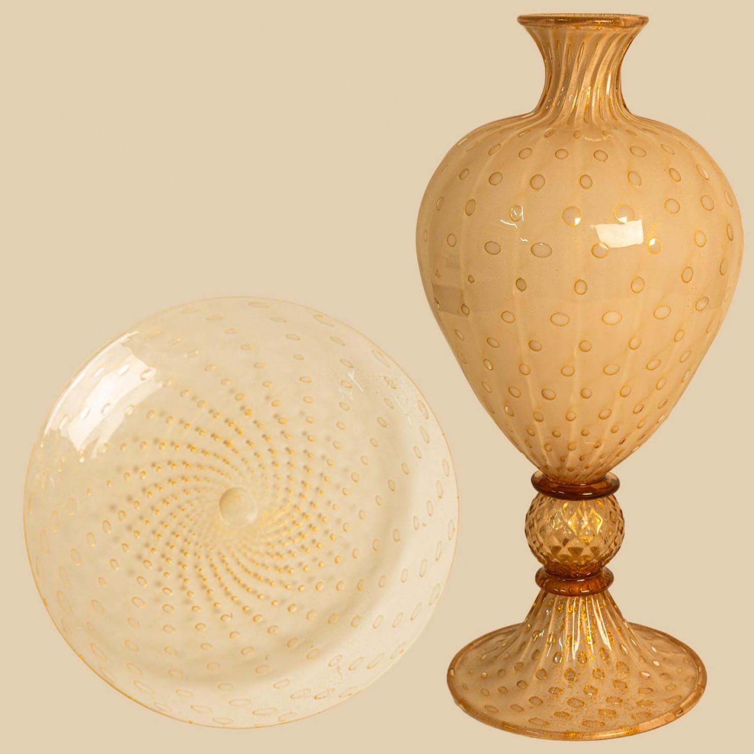 Un set di grandi ed eleganti pezzi di Murano.

Majestic e femminile, il vaso in vetro di Murano incanta con la sua delicata colorazione crema/rosa tenue e l'accattivante disegno di bolle d'aria sommerse ottenuto seguendo l'antica tecnica del