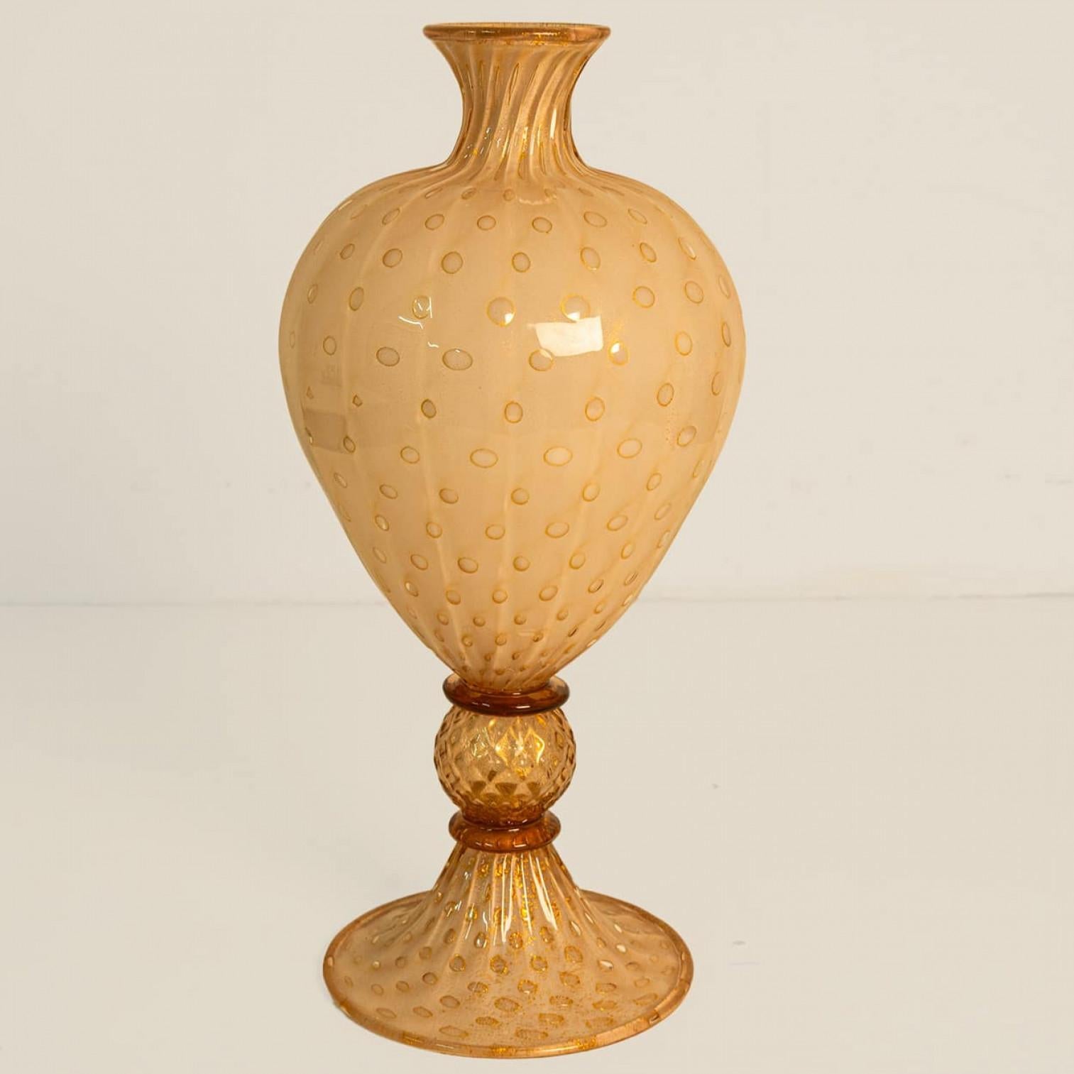Vetro di Murano Vaso e piatto grande con piede in rosa cipria sommerso di Murano, Pallottoliere in vendita