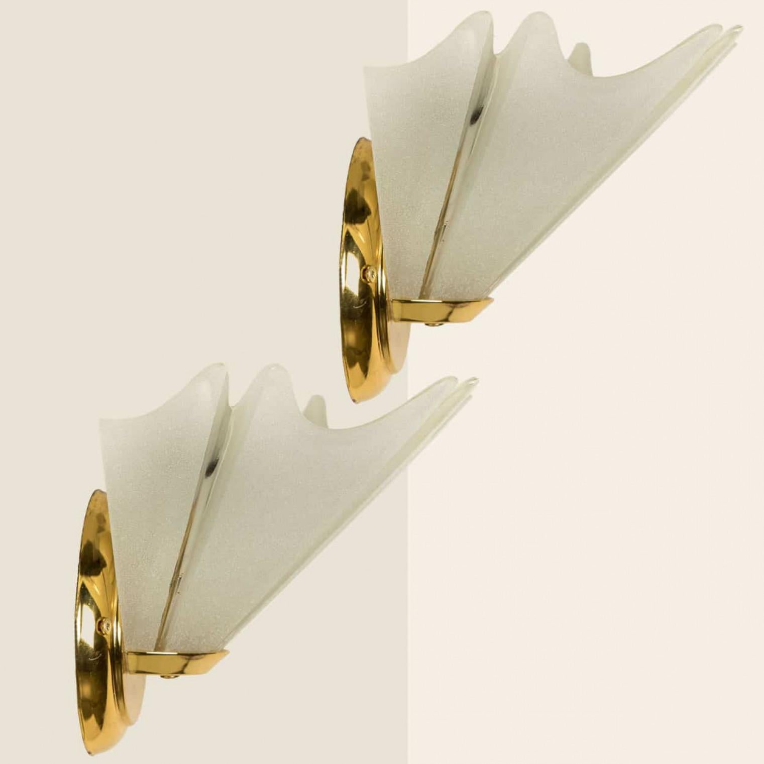 Allemand Paire d'appliques opalines à feuilles en laiton doré dans le style de Hillebrand, 1970 en vente
