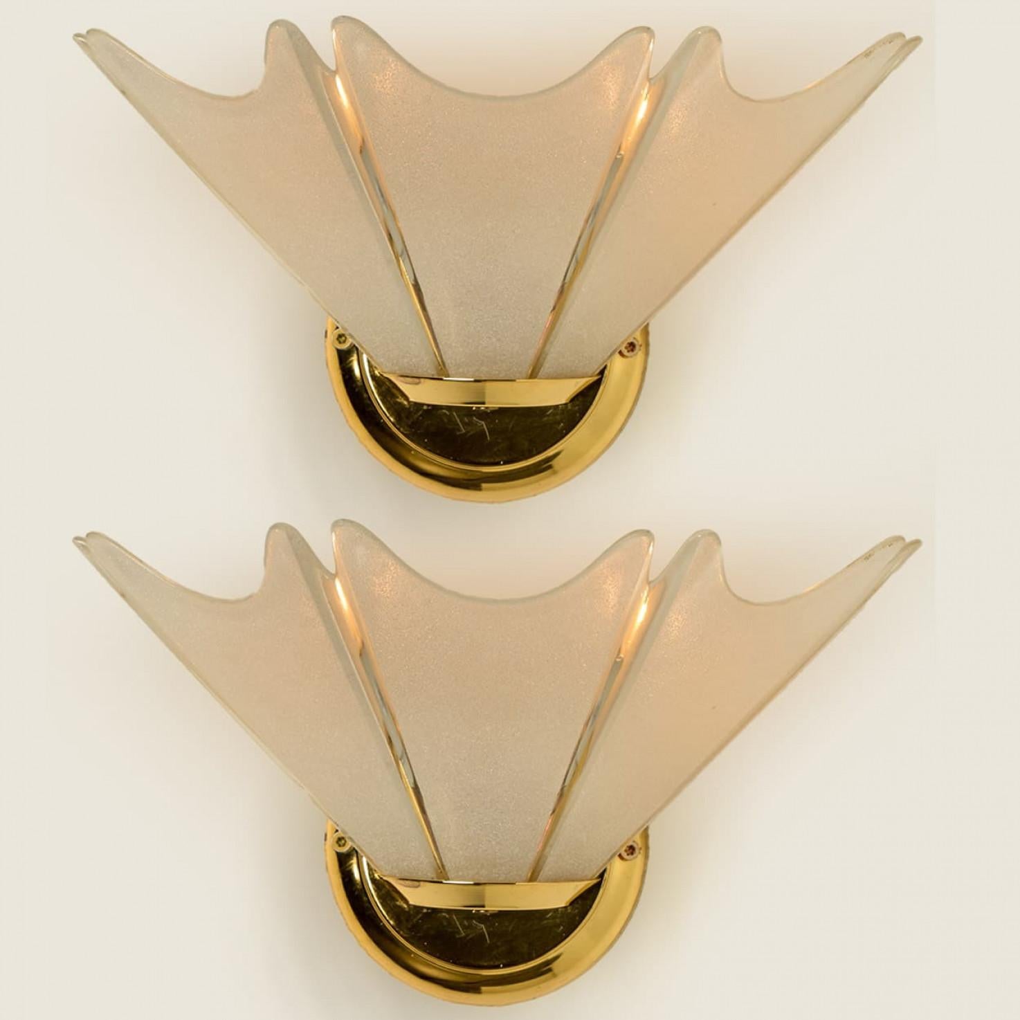 Mid-Century Modern Paire d'appliques opalines à feuilles en laiton doré dans le style de Hillebrand, 1970 en vente