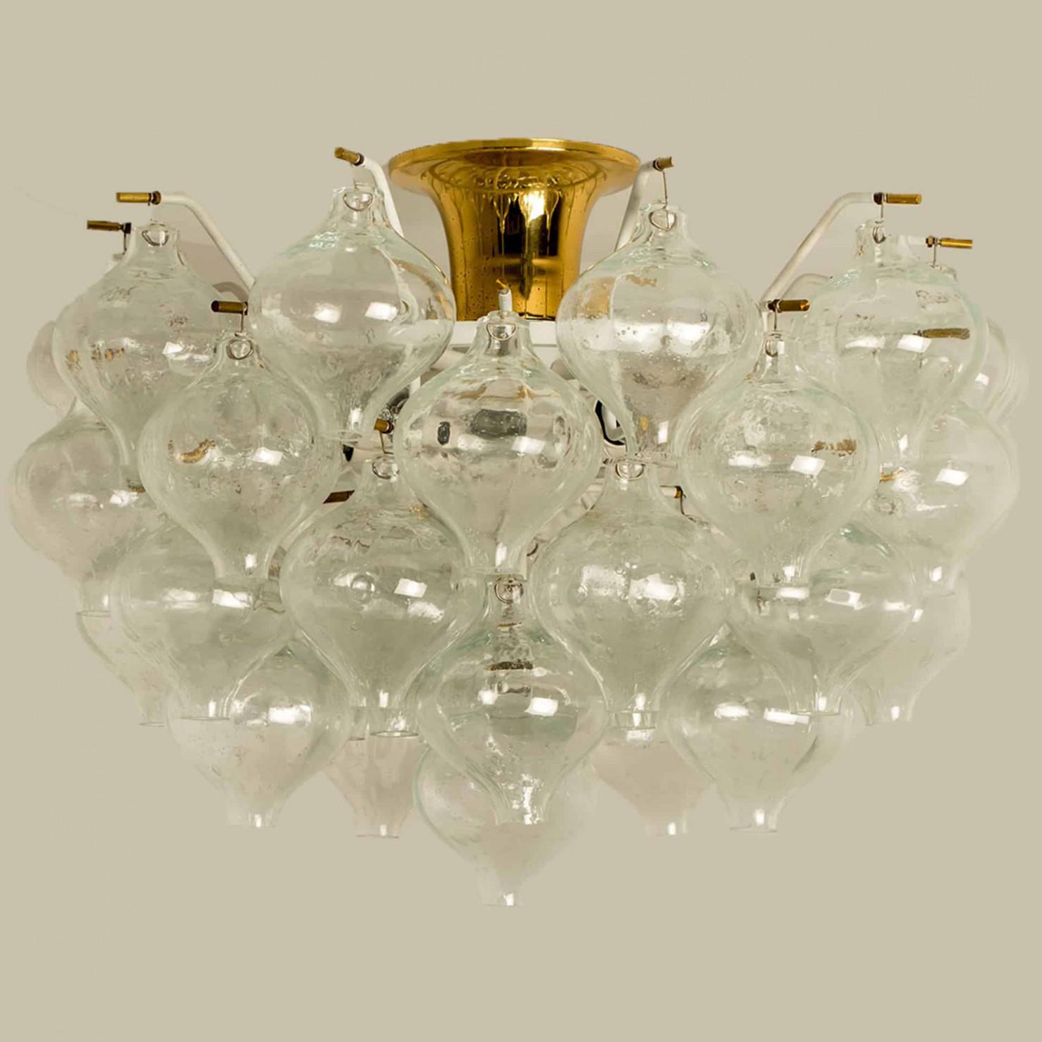Un eccezionale lampadario a incasso 'Tulipan' di J.T. Kalmar, Austria, Vienna, prodotto a metà del secolo scorso, circa 1960 (fine anni '60-inizio anni '70). Con bellissimi bicchieri di Murano a forma di tulipano soffiati a mano. Diversi bicchieri