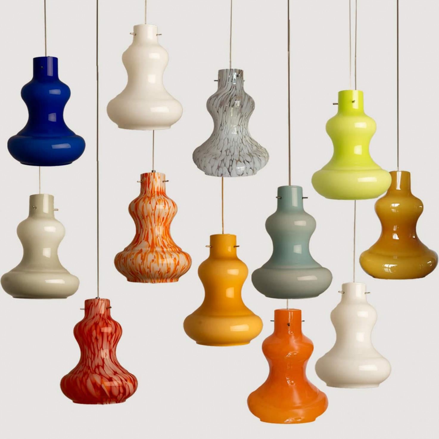 Set di bellissime lampade a sospensione, realizzate negli anni '60 da Massimo Vignelli per Venini.

I paralumi sono in vetro opalino con smalto bianco interno. Vero vetro di Murano, prodotto in Italia.

È un set giocoso e divertente, pieno di colori