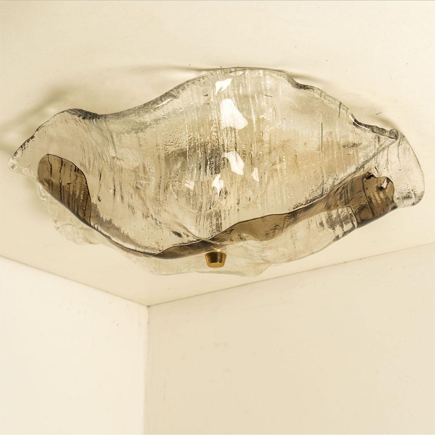 1 de los 2 empotrables / apliques de pared, preciosos y elegantes, fabricados por Kalmar Franken, Austria, años 60. Con una placa de cristal de hielo grueso hecha a mano en el centro. Con placa posterior de color latón. ¡Un diseño realmente