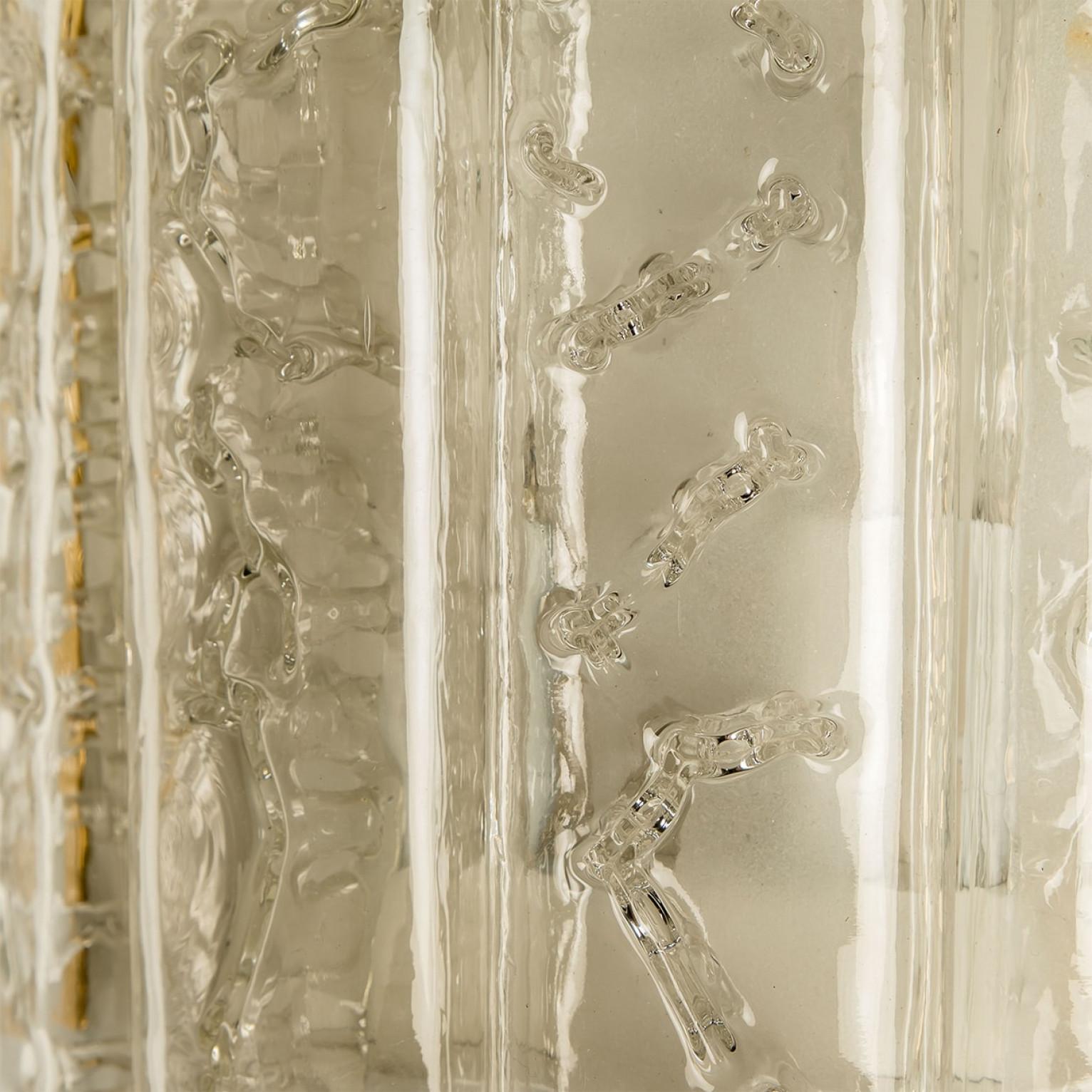 Allemand 1 des 5 Appliques structurées en verre soufflé et laiton par Doria, 1960 en vente