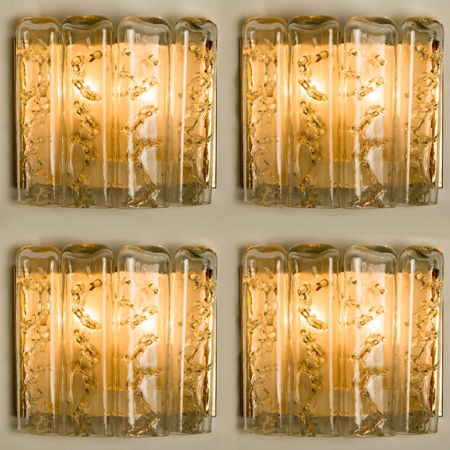 Mid-Century Modern 1 des 5 Appliques structurées en verre soufflé et laiton par Doria, 1960 en vente