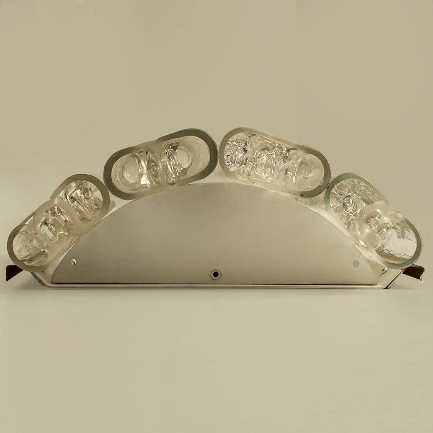 20ième siècle 1 des 5 Appliques structurées en verre soufflé et laiton par Doria, 1960 en vente